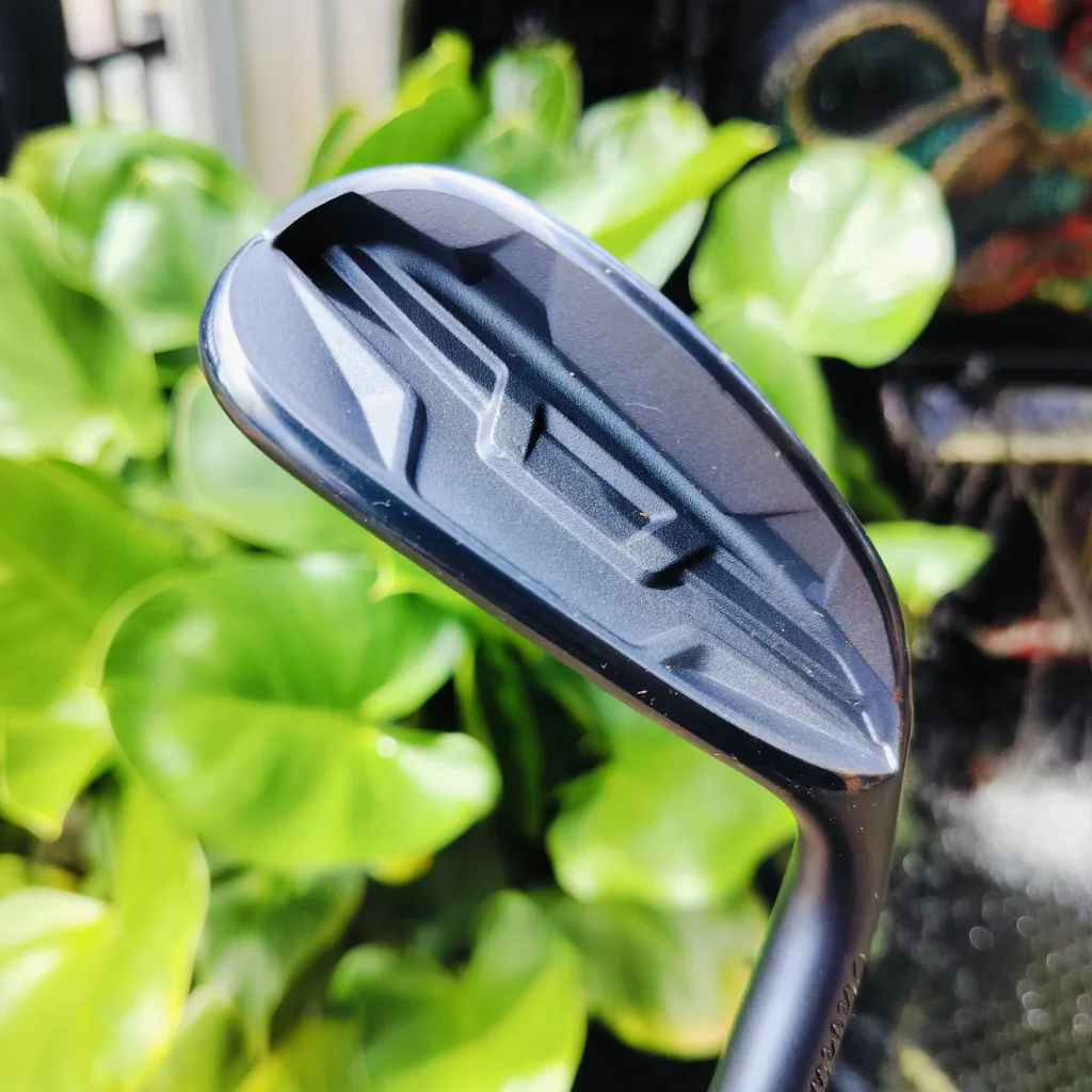 CHIPPER CLEVELAND SMART SOLE BLACK SATIN ก้าน DYNAMIC GOLD WEDGE FLEX Smart Sole เป็นเวดจ์ที่เหมาะสำหรับการเล่นลูกสั้น ที่ช่วยให้การเล่นลูกข้างกรีนเป็นไปอย่างง่ายดายเกือบทุกชอต ไม้กอล์ฟพรีเมี่ยมมือสอง ของแท้ By NakaraLuxurious CHIPPER CLEVELAND SMART SOLE BLACK SATIN ก้าน DYNAMIC GOLD WEDGE FLEX Smart Sole เป็นเวดจ์ที่เหมาะสำหรับการเล่นลูกสั้น ที่ช่วยให้การเล่นลูกข้างกรีนเป็นไปอย่างง่ายดายเกือบทุกชอต ไม้กอล์ฟพรีเมี่ยมมือสอง ของแท้ By NakaraLuxurious
