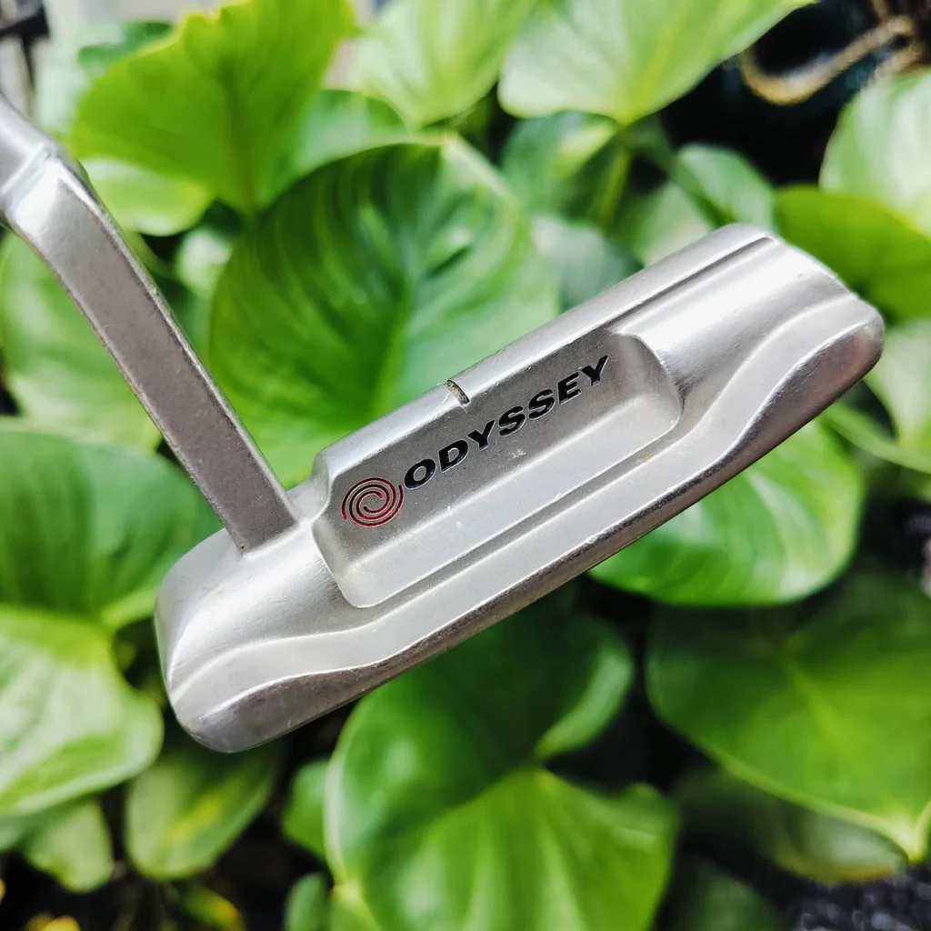 PUTTER ODYSSEY WHITE HOT #1 รุ่นนี้เป็นรุ่นที่โด่งดังสุดๆ ด้วยอินเซิร์ท สีขาว ที่ช่วยให้ฟีลลิ่งพัตเตอร์เปลี่ยนไป ทั้งนุ่มนวลและช่วยเกาะไลน์กว่าไม่มีอินเซิร์ท ไม้กอล์ฟพรีเมี่ยมมือสอง ของแท้ By NakaraLuxurious PUTTER ODYSSEY WHITE HOT #1 รุ่นนี้เป็นรุ่นที่โด่งดังสุดๆ ด้วยอินเซิร์ท สีขาว ที่ช่วยให้ฟีลลิ่งพัตเตอร์เปลี่ยนไป ทั้งนุ่มนวลและช่วยเกาะไลน์กว่าไม่มีอินเซิร์ท ไม้กอล์ฟพรีเมี่ยมมือสอง ของแท้ By NakaraLuxurious