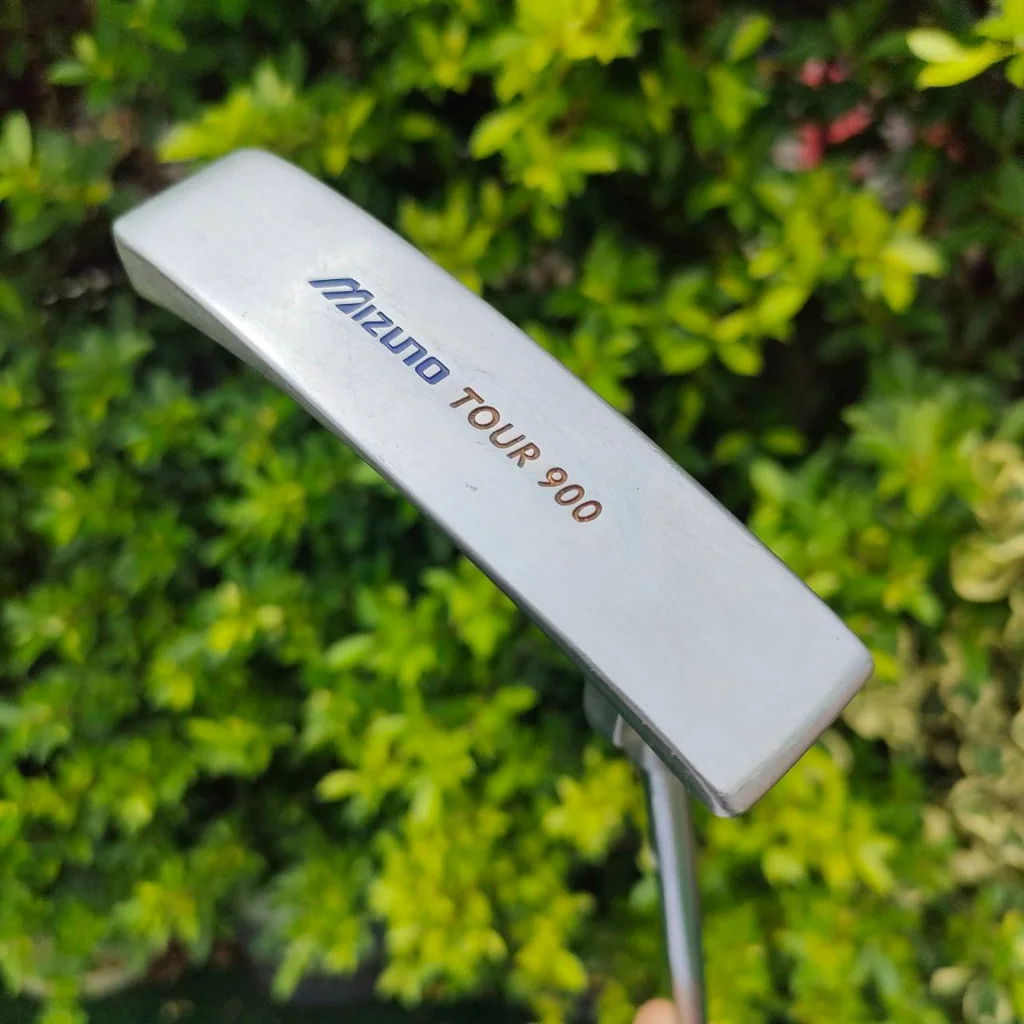 PUTTER MIZUNO TOUR 900 ความยาว 34 นิ้ว JAPAN 100% พัตเตอร์พรีเมี่ยมญี่ปุ่นดั่งเดิม วัสดุสวยมาก!! รูปทรงสแตนดาร์ด!! พัตต์กะระยะน้ำหนักได้ดีมาก ไม้กอล์ฟมือสอง ของแท้ BY NakaraLuxurious PUTTER MIZUNO TOUR 900 ความยาว 34 นิ้ว JAPAN 100% พัตเตอร์พรีเมี่ยมญี่ปุ่นดั่งเดิม วัสดุสวยมาก!! รูปทรงสแตนดาร์ด!! พัตต์กะระยะน้ำหนักได้ดีมาก ไม้กอล์ฟมือสอง ของแท้ BY NakaraLuxurious