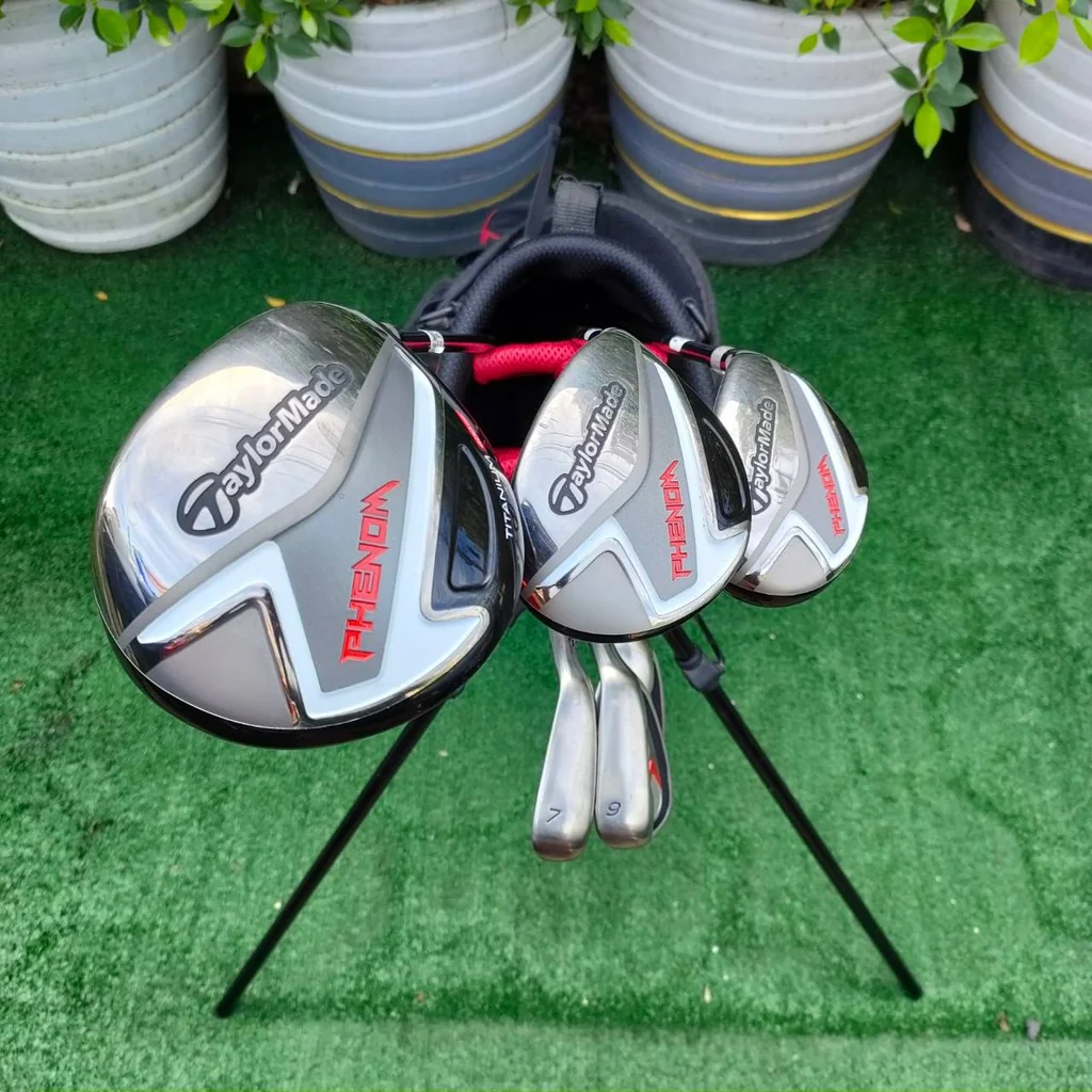 **ไม้กอล์ฟครบชุดสำหรับเด็ก** TAYLORMADE PHENOM พร้อมถุงกอล์ขาตั้ง สภาพสวยนางฟ้าสุดๆ สำหรับน้องที่อายุ 9 - 12 ขวบ **ไม้กอล์ฟครบชุดสำหรับเด็ก** TAYLORMADE PHENOM พร้อมถุงกอล์ขาตั้ง สภาพสวยนางฟ้าสุดๆ สำหรับน้องที่อายุ 9 - 12 ขวบ