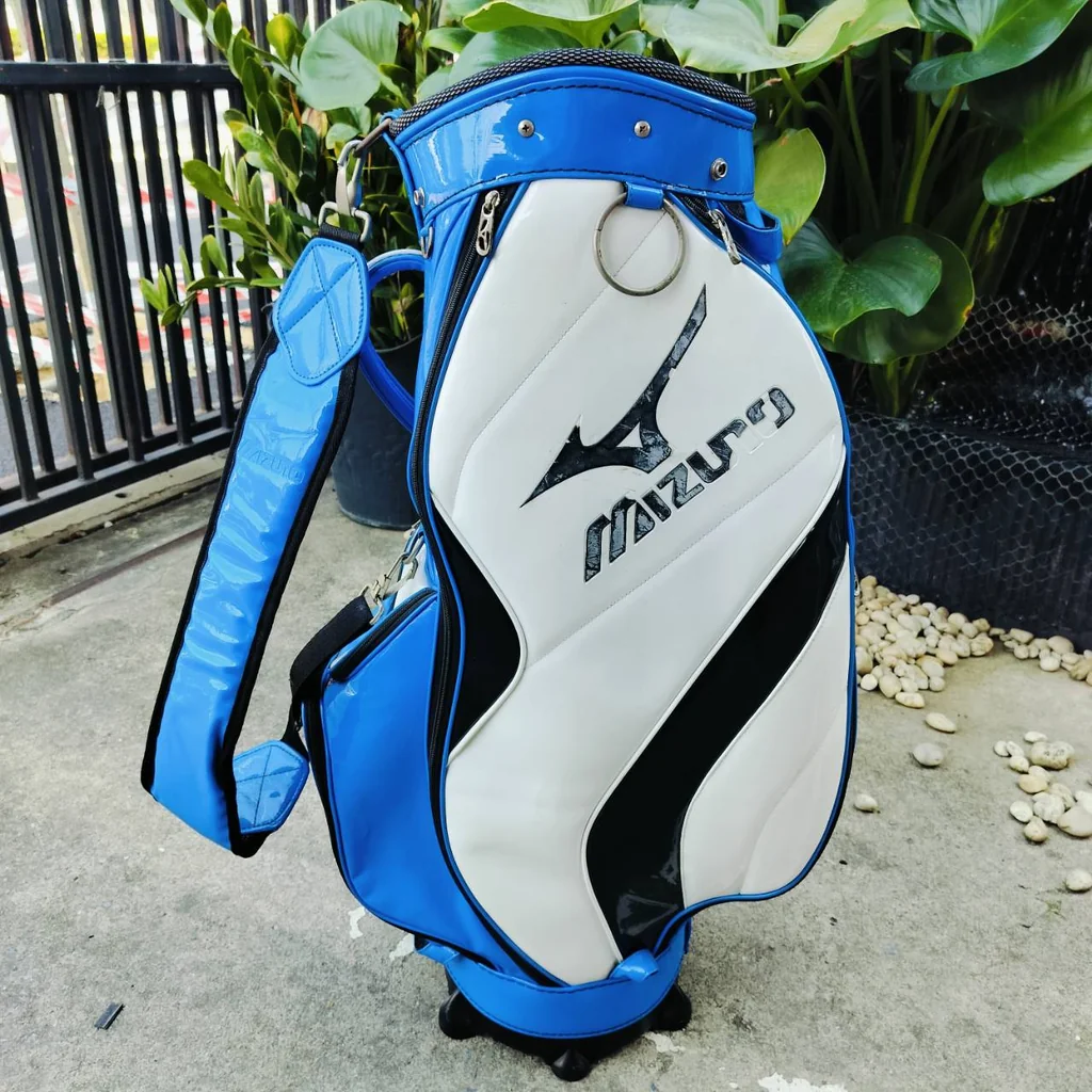 ถุงกอล์ฟ MIZUNO มือสอง ของแท้ สีน้ำเงินเอกลักษณ์ของ MIZUNO เลย วัสดุหนังแก้วสวยมาก ดูแลรักษาง่าย ถุงกอล์ฟ MIZUNO มือสอง ของแท้ สีน้ำเงินเอกลักษณ์ของ MIZUNO เลย วัสดุหนังแก้วสวยมาก ดูแลรักษาง่าย