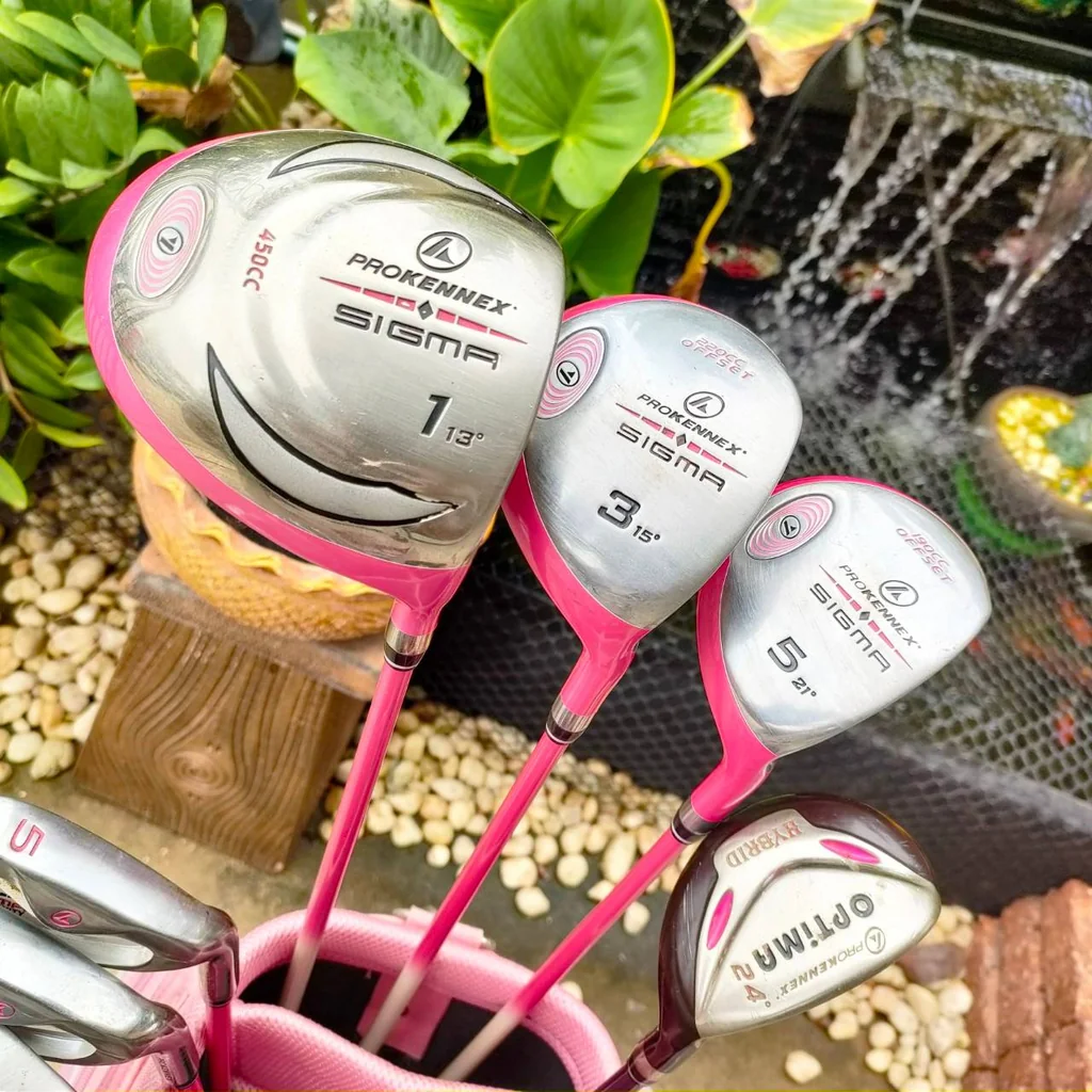 ** ไม้กอล์ฟครบชุดสสำหรับผู้หญิง ** FULLSET PROKENNEX SIGMA LADY มาพร้อมถุงกอล์ฟ สีชมพูหวานมากก ครบชุดพร้อมออกรอบได้เลย ไม้กอล์ฟมือสอง ของแท้ BY NakaraLuxurious ** ไม้กอล์ฟครบชุดสสำหรับผู้หญิง ** FULLSET PROKENNEX SIGMA LADY มาพร้อมถุงกอล์ฟ สีชมพูหวานมากก ครบชุดพร้อมออกรอบได้เลย ไม้กอล์ฟมือสอง ของแท้ BY NakaraLuxurious