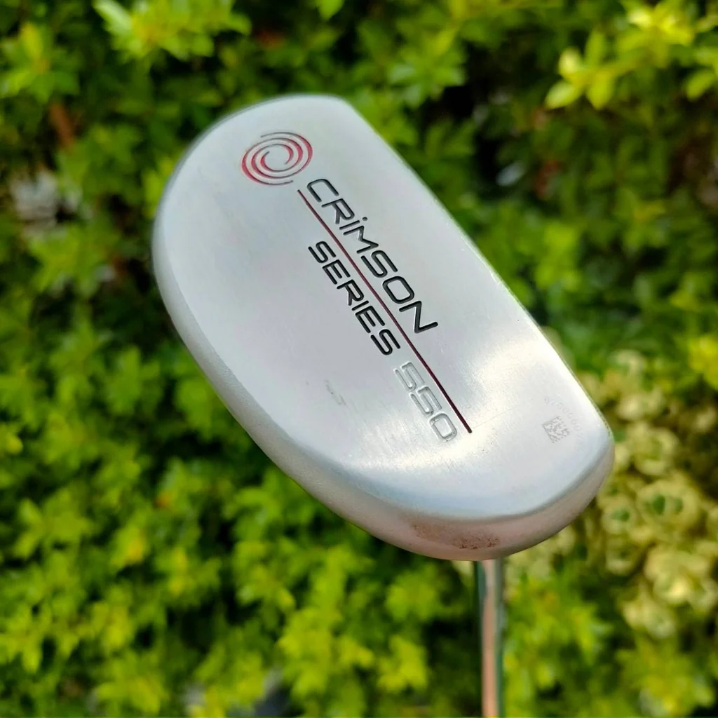 PUTTER ODYSSEY CRIMSON SERIES 550 ความยาว 34 นิ้ว ก้าน ODYSSEY ** กริฟเสื่อมสภาพ ** ** มาพร้อม COVER ตรงรุ่น!!! *** ทรงมอลเล็ต พัตต์ง่าย มีเส้นเล็ง ด้านหลังสองเส้น ดีมาก!! ไม้กอล์ฟมือสอง ของแท้ BY NakaraLuxurious