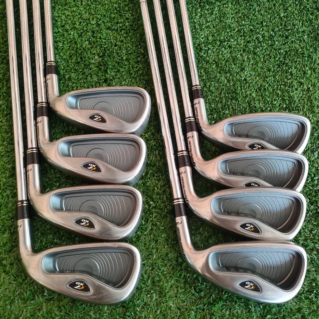 ชุดเหล็ก TAYLORMADE r7 XD มีเหล็ก 3-9 เเละ PW ก้าน TAYLORMADE FLEX R รุ่น XD เป็นรุ่นหน้าเด้งนะครับ ที่หน้าไม้จะมีแผ่นไทเทเนียมอีก 1 ชั้นครับ สังเกตที่รูปหน้าไม้ จะมีขอบแผ่นอยู่ครับ ทำให้ชุดนี้ทั้งตีง่ายและตีไกลแบบจัดๆ ไม่ต้องส่งมาก็สามารถตีได้ดีครับ