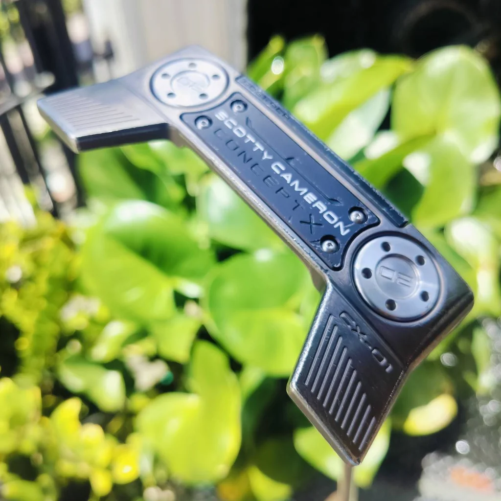 PUTTER SCOTTY CAMERON CONCEPT X ปีกสองข้างเป็นที่ยอมรับว่าสุดยอด ปีกด้านหลังของหัวพัตเตอร์ที่เป็นการกางออก จากที่ปกติในพัตเตอร์หลายรุ่นปีก หรือ “เขี้ยว” ด้านหลังจะเป็นการหุบเข้าเสียมากกว่า ไม้กอล์ฟพรีเมี่ยมมือสอง ของแท้ By NakaraLuxurious PUTTER SCOTTY CAMERON CONCEPT X ปีกสองข้างเป็นที่ยอมรับว่าสุดยอด ปีกด้านหลังของหัวพัตเตอร์ที่เป็นการกางออก จากที่ปกติในพัตเตอร์หลายรุ่นปีก หรือ “เขี้ยว” ด้านหลังจะเป็นการหุบเข้าเสียมากกว่า ไม้กอล์ฟพรีเมี่ยมมือสอง ของแท้ By NakaraLuxurious