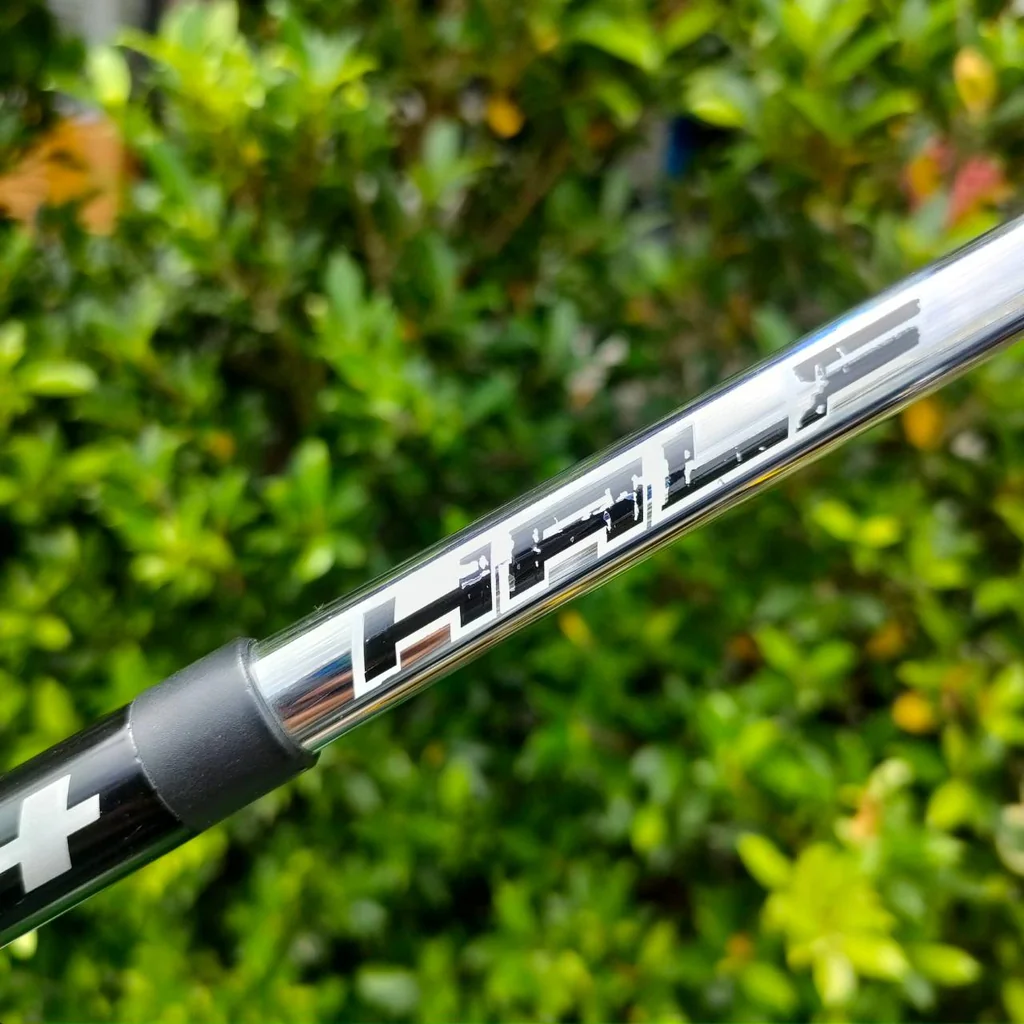 HYBRID 4 WILSON STAFF HEAVY SOLE ก้าน GRAPHITE FEEL HH HALF องศา 24 เป็นก้านสุดยอดเทคโนโลยี ครึ่งเหล็ก ครึ่งกราไฟต์ ทำให้ตีแม่นธงมากขึ้น ในระยะ 200 + - แม่นกรีน เหมือนตีเหล็กวางเลย แต่ตีง่ายกว่าเหล็กมากครับ HYBRID 4 WILSON STAFF HEAVY SOLE ก้าน GRAPHITE FEEL HH HALF องศา 24 เป็นก้านสุดยอดเทคโนโลยี ครึ่งเหล็ก ครึ่งกราไฟต์ ทำให้ตีแม่นธงมากขึ้น ในระยะ 200 + - แม่นกรีน เหมือนตีเหล็กวางเลย แต่ตีง่ายกว่าเหล็กมากครับ