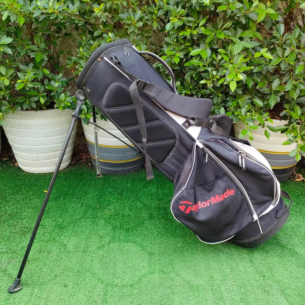 ถุงกอล์ฟ TAYLORMADE ขาตั้ง มือสอง สวยครับ มีสายสะพายหลังครบ ถุงกอล์ฟ TAYLORMADE ขาตั้ง มือสอง สวยครับ มีสายสะพายหลังครบ
