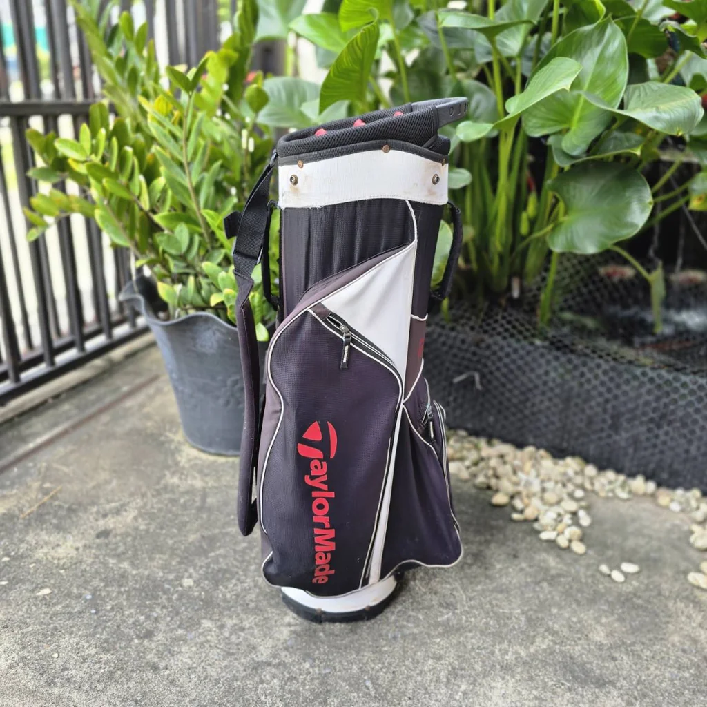 *** มีตำหนิ รูตรง COVER *** ถุงกอล์ฟ Taylormade ของแท้ มือสอง เป็นรุ่นแบบ 14 ช่องค่ะ *** มีตำหนิ รูตรง COVER *** ถุงกอล์ฟ Taylormade ของแท้ มือสอง เป็นรุ่นแบบ 14 ช่องค่ะ
