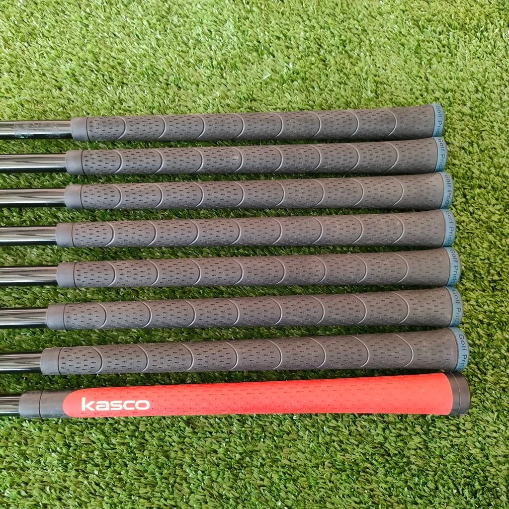 ชุดเหล็ก KASCO ROYAL SUPER HYTEN มีเหล็ก 5-9 เเละ PW AW SW ก้าน KASCO KR ROYAL FLEX R เป็นรุ่นระดับ HI-END สูงสุด หายากมาก ที่ญี่ปุ่นมือสอง ราคายังไป 3 หมื่นกว่าครับ ท่านที่ชอบขุดเหล็กหรูหรา และยัง ช่วยในการตี ตีวงแบบสบายๆ ก็ง่าย ได้ระยะ มากๆ เลยครับ เป็น ชุดเหล็ก KASCO ROYAL SUPER HYTEN มีเหล็ก 5-9 เเละ PW AW SW ก้าน KASCO KR ROYAL FLEX R เป็นรุ่นระดับ HI-END สูงสุด หายากมาก ที่ญี่ปุ่นมือสอง ราคายังไป 3 หมื่นกว่าครับ ท่านที่ชอบขุดเหล็กหรูหรา และยัง ช่วยในการตี ตีวงแบบสบายๆ ก็ง่าย ได้ระยะ มากๆ เลยครับ เป็น