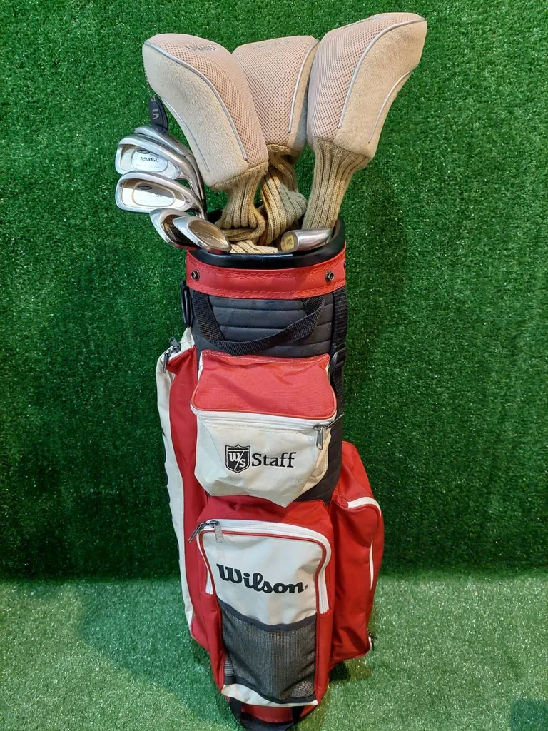 ไม้กอล์ฟครบชุดสำหรับสุภาพสตรี WILSON พร้อมถุงกอล์ฟ WILSON ไม้กอล์ฟครบชุดสำหรับสุภาพสตรี WILSON พร้อมถุงกอล์ฟ WILSON