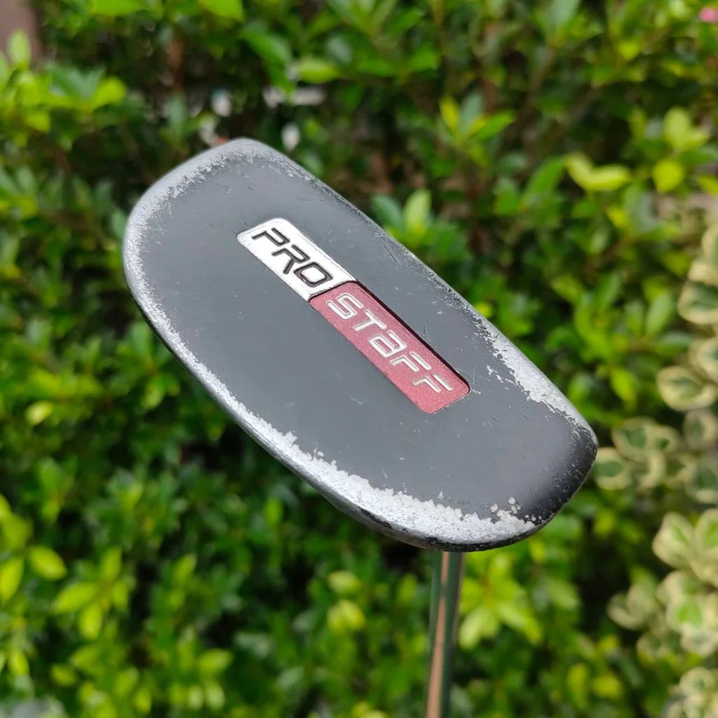 PUTTER WILSON PRO STAFF ความยาว 34 นิ้ว เป็นซีรี่แข่ง ของแบรนด์ WILSON ทรงซาลาเปา มาตรฐานสูงครับ มอลเล็ต พัตต์ง่าย หน้าสัมผัสดีมากครับ PUTTER WILSON PRO STAFF ความยาว 34 นิ้ว เป็นซีรี่แข่ง ของแบรนด์ WILSON ทรงซาลาเปา มาตรฐานสูงครับ มอลเล็ต พัตต์ง่าย หน้าสัมผัสดีมากครับ