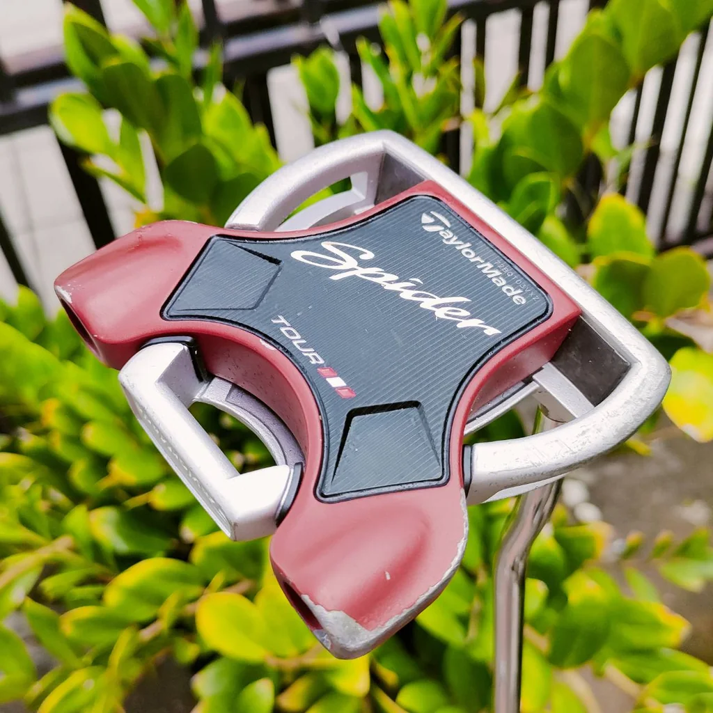 PUTTER TAYLORMADE SPIDER TOUR ความยาว 34 นิ้ว มาพร้อม COVER เดิมตรงรุ่น ชดเชยความผิดพลาดสูงสุด กระจายน้ำหนักได้ดีมาก ไม้กอล์ฟพรีเมี่ยมมือสอง ของแท้ By NakaraLuxurious