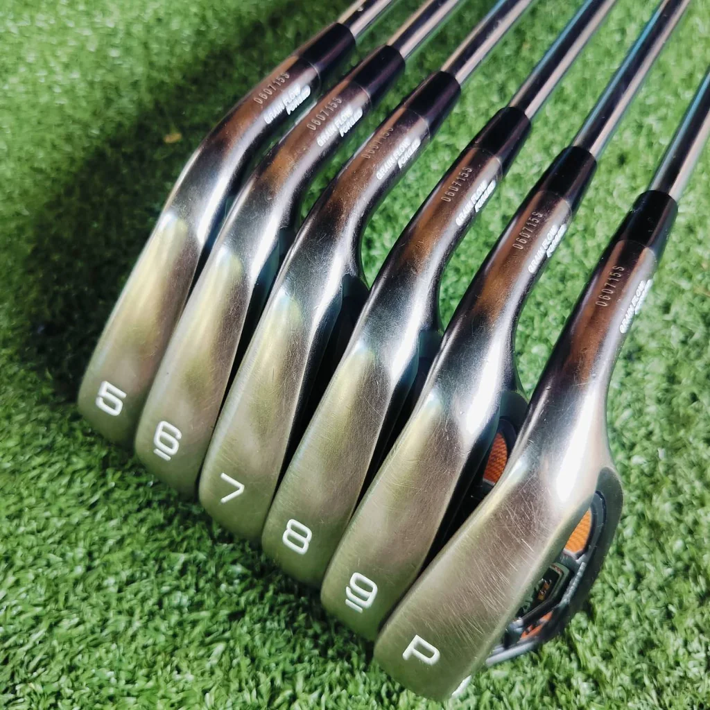 ชุดเหล็ก MIZUNO JPX EZ FORGED “ตีง่ายที่สุด” GRAIN FLOW FORGED ร่องด้านหลังใบเหล็ก ลงไปลึกสุด ทำให้ขยาย sweet spot ได้มากขึ้น และด้านหลังใบเหล็ก ออกแบบพิเศษเพื่อให้ความรู้สึกนุ่มนวล ไม้กอล์ฟพรีเมี่ยมมือสอง ของแท้ By NakaraLuxurious ชุดเหล็ก MIZUNO JPX EZ FORGED “ตีง่ายที่สุด” GRAIN FLOW FORGED ร่องด้านหลังใบเหล็ก ลงไปลึกสุด ทำให้ขยาย sweet spot ได้มากขึ้น และด้านหลังใบเหล็ก ออกแบบพิเศษเพื่อให้ความรู้สึกนุ่มนวล ไม้กอล์ฟพรีเมี่ยมมือสอง ของแท้ By NakaraLuxurious