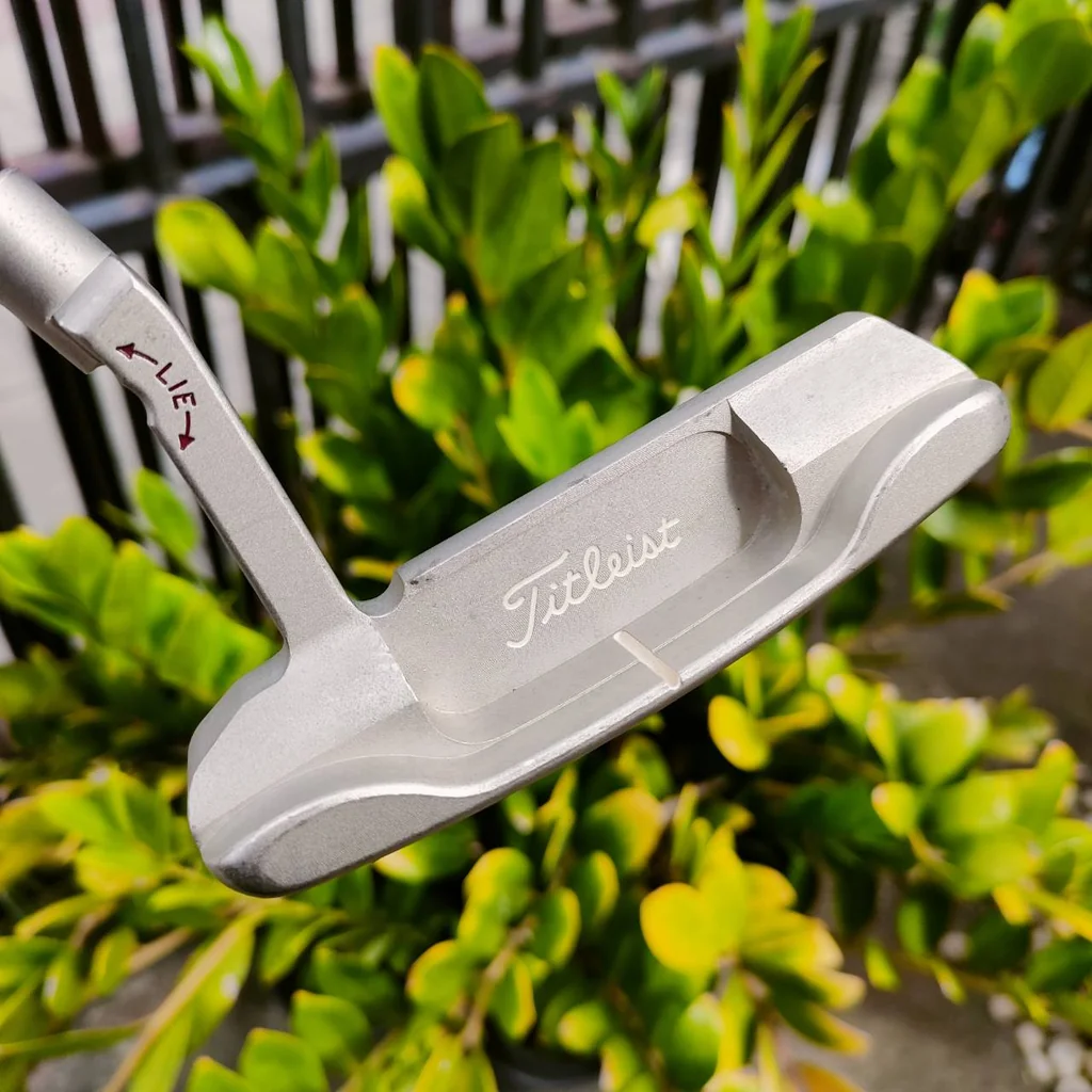 Scotty Cameron PRO PLATINUM NEWPORT MIL-SPEC ออกแบบให้พอดีกับนักกอล์ฟได้มากที่สุดโดยไม่ต้องไปที่สตูดิโอของ Scotty ไม้กอล์ฟพรีเมี่ยมมือสอง ของแท้ By NakaraLuxurious Scotty Cameron PRO PLATINUM NEWPORT MIL-SPEC ออกแบบให้พอดีกับนักกอล์ฟได้มากที่สุดโดยไม่ต้องไปที่สตูดิโอของ Scotty ไม้กอล์ฟพรีเมี่ยมมือสอง ของแท้ By NakaraLuxurious