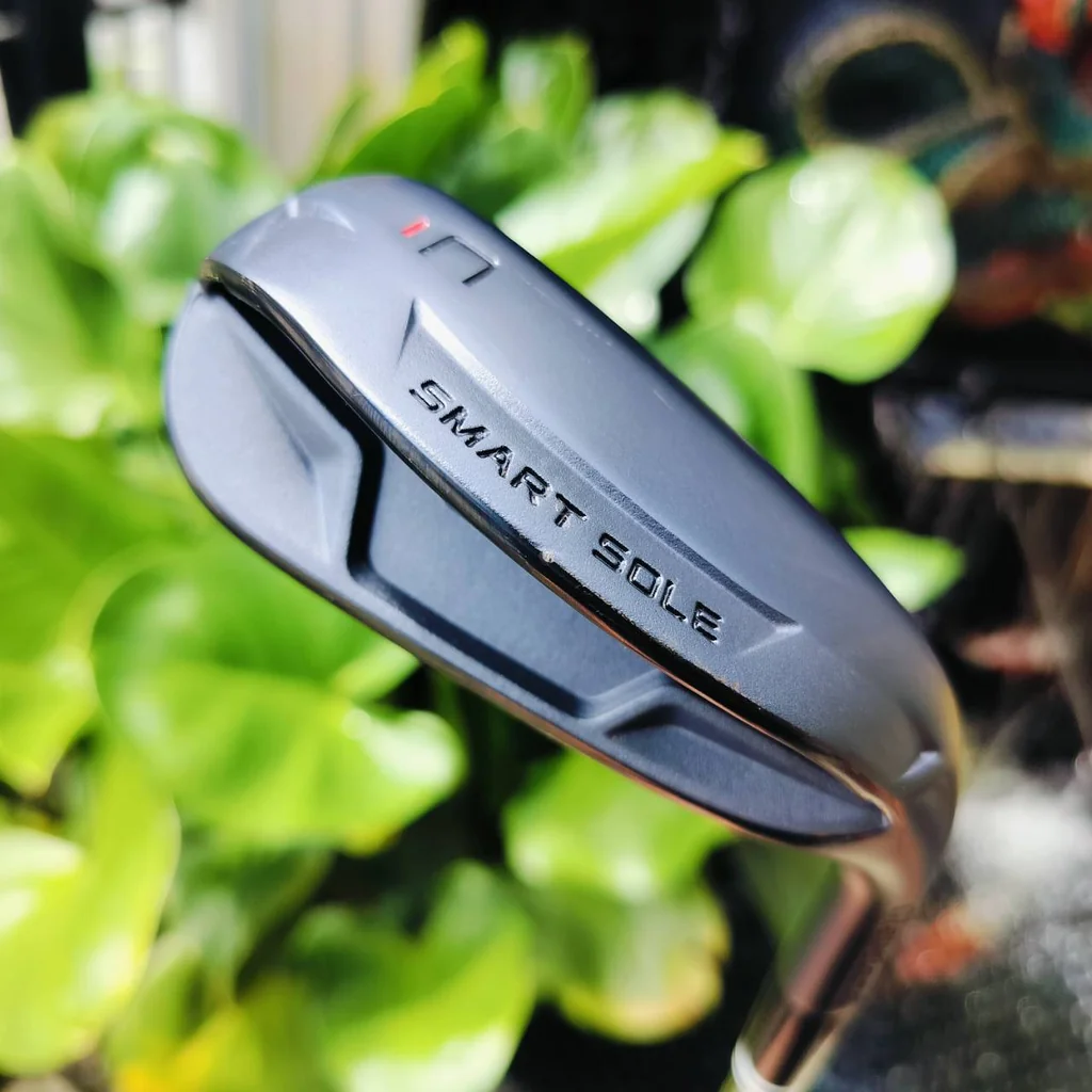 CHIPPER CLEVELAND SMART SOLE BLACK SATIN ก้าน DYNAMIC GOLD WEDGE FLEX Smart Sole เป็นเวดจ์ที่เหมาะสำหรับการเล่นลูกสั้น ที่ช่วยให้การเล่นลูกข้างกรีนเป็นไปอย่างง่ายดายเกือบทุกชอต ไม้กอล์ฟพรีเมี่ยมมือสอง ของแท้ By NakaraLuxurious CHIPPER CLEVELAND SMART SOLE BLACK SATIN ก้าน DYNAMIC GOLD WEDGE FLEX Smart Sole เป็นเวดจ์ที่เหมาะสำหรับการเล่นลูกสั้น ที่ช่วยให้การเล่นลูกข้างกรีนเป็นไปอย่างง่ายดายเกือบทุกชอต ไม้กอล์ฟพรีเมี่ยมมือสอง ของแท้ By NakaraLuxurious