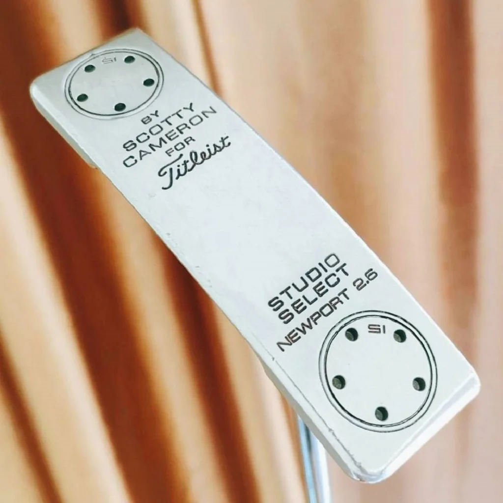 PUTTER TITLELIST SCOTTY CAMERON STUDIO SELECT NEW PORT 2.6 ความยาว 33 นิ้ว คอแบบเสียบตรง เพื่อให้ผู้เล่นมีศูนย์เล็งสายตาที่ดีที่สุด ผู้เล่นสามารถใช้จุดรวมสายตาเพื่อพัฒนาการตั้งค่าหน้าพัตเตอร์ PUTTER TITLELIST SCOTTY CAMERON STUDIO SELECT NEW PORT 2.6 ความยาว 33 นิ้ว คอแบบเสียบตรง เพื่อให้ผู้เล่นมีศูนย์เล็งสายตาที่ดีที่สุด ผู้เล่นสามารถใช้จุดรวมสายตาเพื่อพัฒนาการตั้งค่าหน้าพัตเตอร์