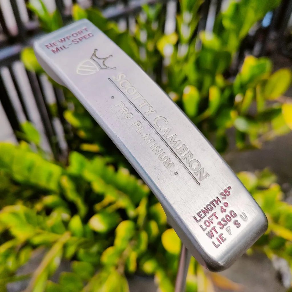 Scotty Cameron PRO PLATINUM NEWPORT MIL-SPEC ออกแบบให้พอดีกับนักกอล์ฟได้มากที่สุดโดยไม่ต้องไปที่สตูดิโอของ Scotty ไม้กอล์ฟพรีเมี่ยมมือสอง ของแท้ By NakaraLuxurious Scotty Cameron PRO PLATINUM NEWPORT MIL-SPEC ออกแบบให้พอดีกับนักกอล์ฟได้มากที่สุดโดยไม่ต้องไปที่สตูดิโอของ Scotty ไม้กอล์ฟพรีเมี่ยมมือสอง ของแท้ By NakaraLuxurious