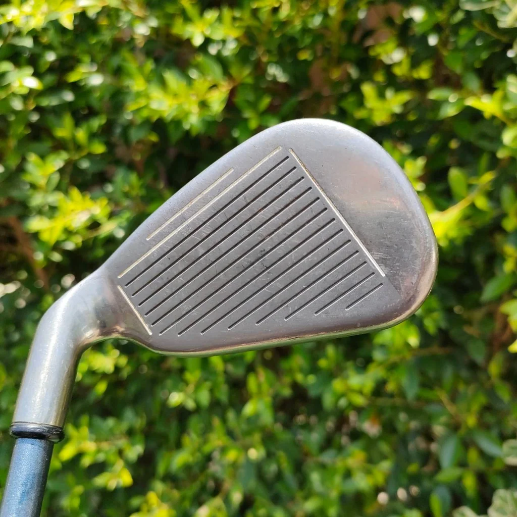 ชุดเหล็ก CALLAWAY HAWK EYE มีเหล็ก 6-9 เเละ PW AW SW ก้าน GBB HAWK EYE UL FLEX R ** กริฟ ไม่ค่อยดีนะครับ ** ชุดนี้เป็นตัว TOP ที่แพงสุดๆ ของแบรนด์ Callaway ในตอนนั้น ที่เป็นชุดที่บอกว่าตีไฟแล็บ เพราะทำจากวัสดุไทเทเนี่ยม หน้าเด้ง ซึ่งหายากมากแม้ในปัจจุบันน