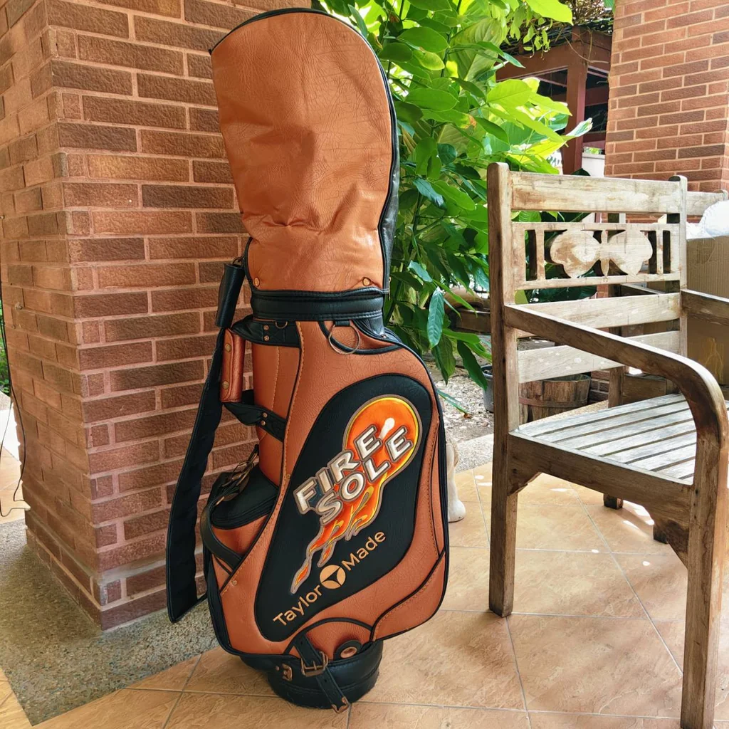 ถุงกอล์ฟ TaylorMade FIRE SOLE** 🔥 **สไตล์ไอคอนยุค 90s! ถุงกอล์ฟแนวเรโทร-สปอร์ตสุดวินเทจ ถุงกอล์ฟ TaylorMade FIRE SOLE** 🔥 **สไตล์ไอคอนยุค 90s! ถุงกอล์ฟแนวเรโทร-สปอร์ตสุดวินเทจ