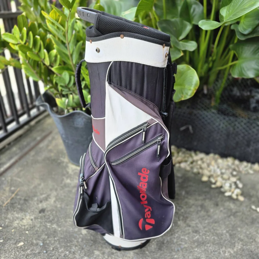 *** มีตำหนิ รูตรง COVER *** ถุงกอล์ฟ Taylormade ของแท้ มือสอง เป็นรุ่นแบบ 14 ช่องค่ะ *** มีตำหนิ รูตรง COVER *** ถุงกอล์ฟ Taylormade ของแท้ มือสอง เป็นรุ่นแบบ 14 ช่องค่ะ