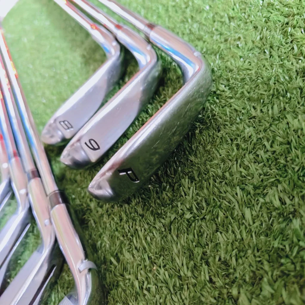 TaylorMade RocketBladez Tour Clean & Classy Design: หัวเหล็กบาง สวยงาม ไม่มีความหนาหลังท็อปไลน์ TaylorMade RocketBladez Tour Clean & Classy Design: หัวเหล็กบาง สวยงาม ไม่มีความหนาหลังท็อปไลน์