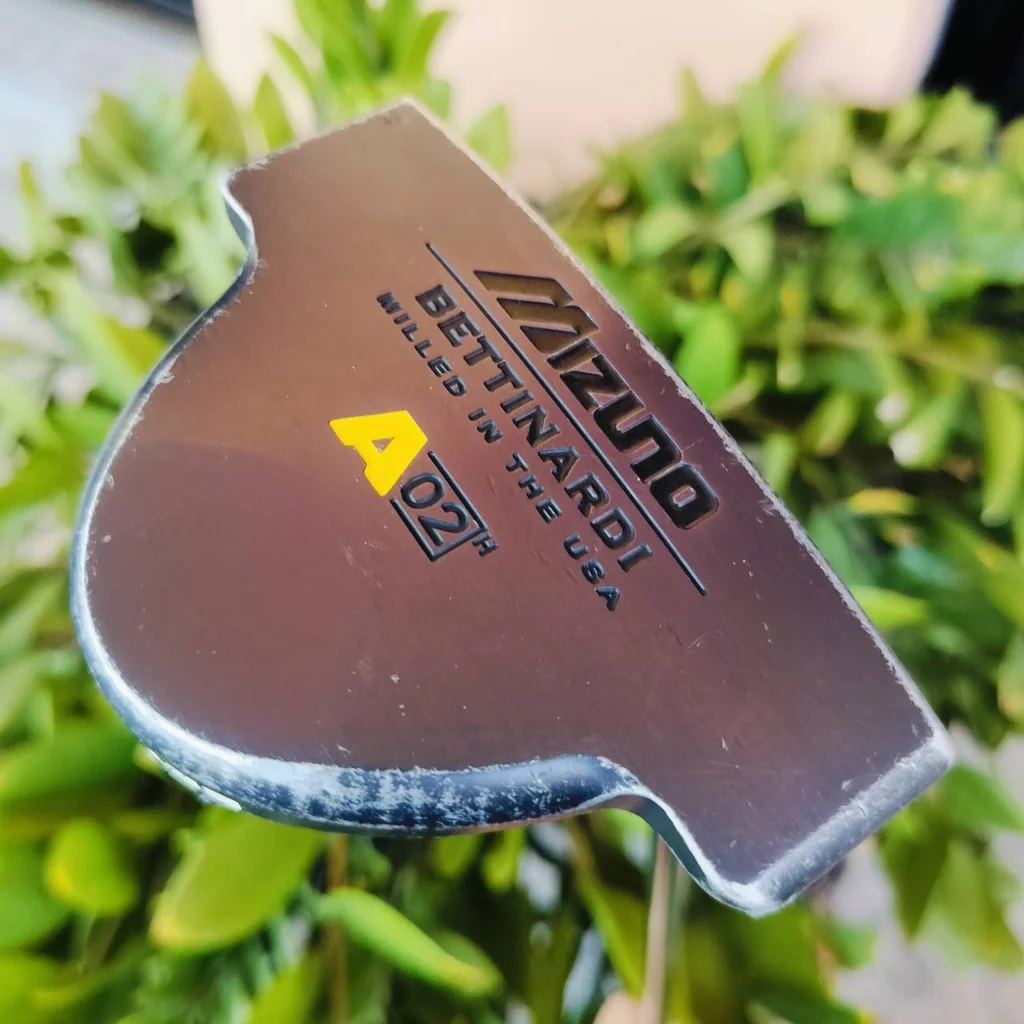 PUTTER MIZUNO BETTINARDI A02 เป็นพัตเตอร์ระดับมาสเตอร์ ยาว 34 นิ้ว หน้า MILLED ของ BETTINARD สุดเฉียบ เกาะไลน์อย่างมาก ไม้กอล์ฟพรีเมี่ยมมือสอง ของแท้ By NakaraLuxurious PUTTER MIZUNO BETTINARDI A02 เป็นพัตเตอร์ระดับมาสเตอร์ ยาว 34 นิ้ว หน้า MILLED ของ BETTINARD สุดเฉียบ เกาะไลน์อย่างมาก ไม้กอล์ฟพรีเมี่ยมมือสอง ของแท้ By NakaraLuxurious