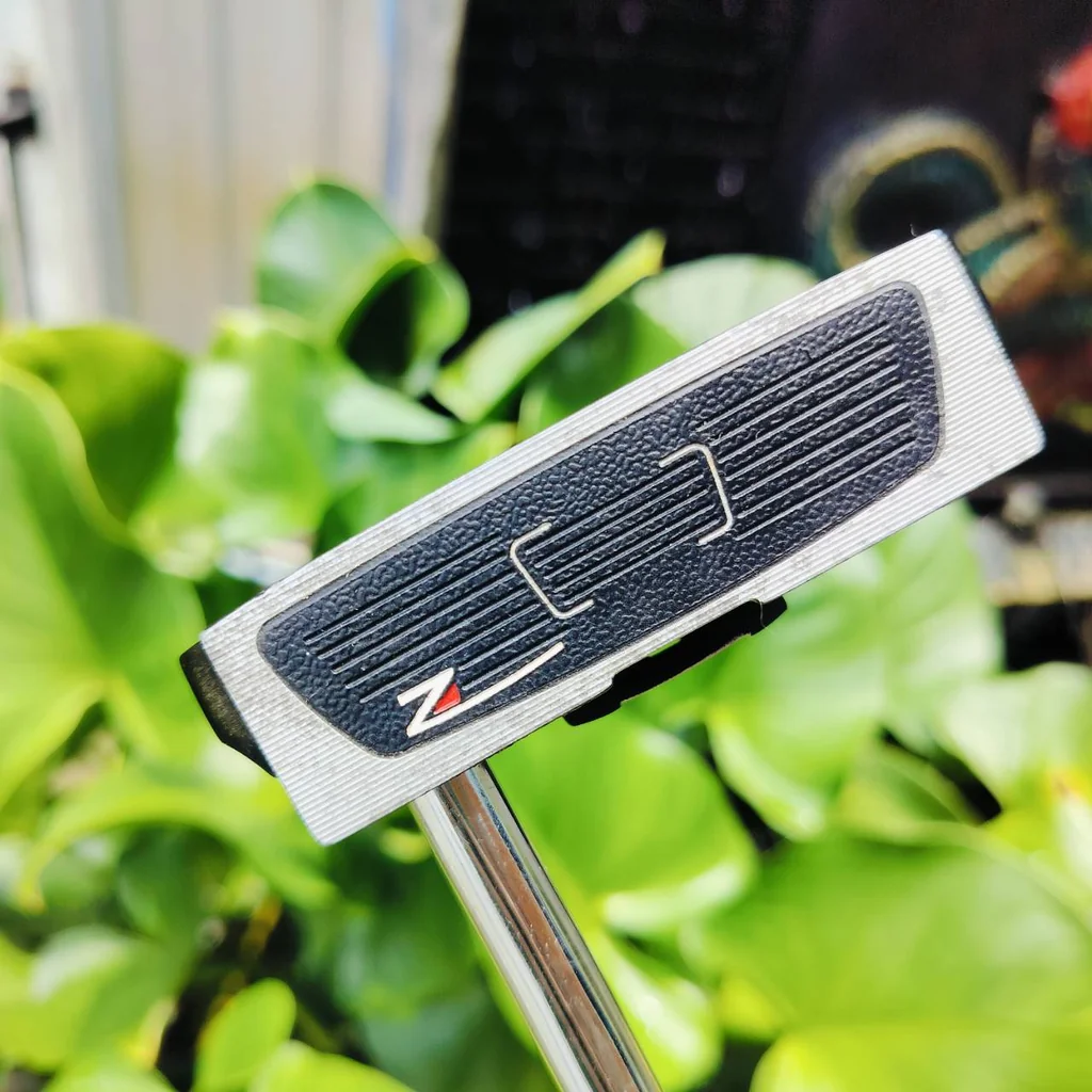 PUTTER WILSON STAFF VIZOR ความยาว 34 นิ้ว ในซีรี่ STAFF เป็นซีรี่ย์ที่ WILSON ผลิตออกมา ได้มาตรฐานระดับ TOUR ใช้แข่งได้ รูปทรงสี่เหลี่ยมเพื่อให้ชดเชยสูงสุด ไม้กอล์ฟพรีเมี่ยมมือสอง ของแท้ By NakaraLuxurious PUTTER WILSON STAFF VIZOR ความยาว 34 นิ้ว ในซีรี่ STAFF เป็นซีรี่ย์ที่ WILSON ผลิตออกมา ได้มาตรฐานระดับ TOUR ใช้แข่งได้ รูปทรงสี่เหลี่ยมเพื่อให้ชดเชยสูงสุด ไม้กอล์ฟพรีเมี่ยมมือสอง ของแท้ By NakaraLuxurious
