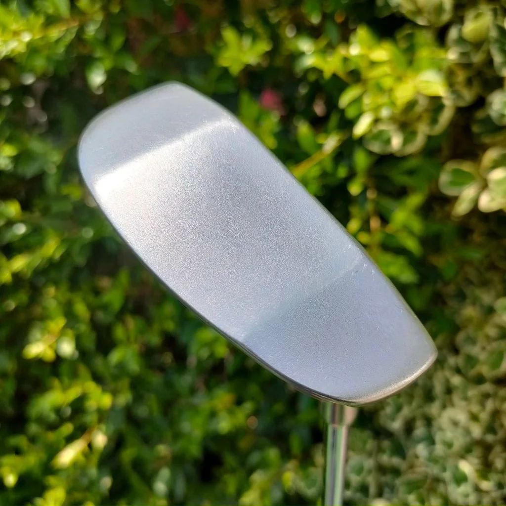 PUTTER REGAL ความยาว 34 นิ้ว รูปทรงมอลเล็ตที่ออกแบบ ส่วนเว้าโค้งได้เซ็กซี่ วัสดุระดับพรีเมี่ยม PUTTER REGAL ความยาว 34 นิ้ว รูปทรงมอลเล็ตที่ออกแบบ ส่วนเว้าโค้งได้เซ็กซี่ วัสดุระดับพรีเมี่ยม