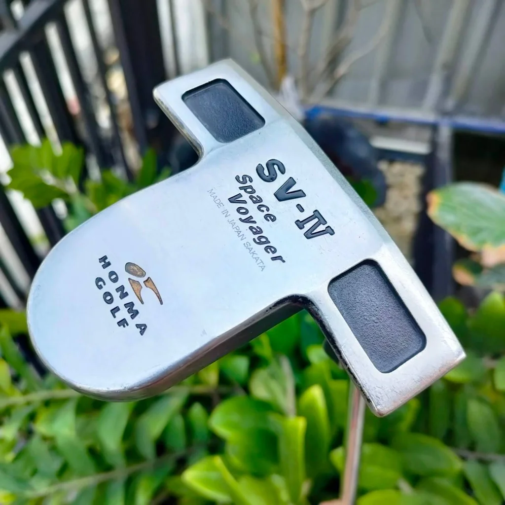 PUTTER HONMA SPACE VOYAGER SV-IV ความยาว 35 นิ้ว กริฟ SUPER STROKE เต็มมือ MADE IN JAPAN SAKATA เป็นพัตเตอร์ HONMA ที่ทรงดีมากๆ เส้นเล็งยาวๆ แม่นๆ สโตรคง่าย ไม้กอล์ฟพรีเมี่ยมมือสอง ของแท้ By NakaraLuxurious PUTTER HONMA SPACE VOYAGER SV-IV ความยาว 35 นิ้ว กริฟ SUPER STROKE เต็มมือ MADE IN JAPAN SAKATA เป็นพัตเตอร์ HONMA ที่ทรงดีมากๆ เส้นเล็งยาวๆ แม่นๆ สโตรคง่าย ไม้กอล์ฟพรีเมี่ยมมือสอง ของแท้ By NakaraLuxurious