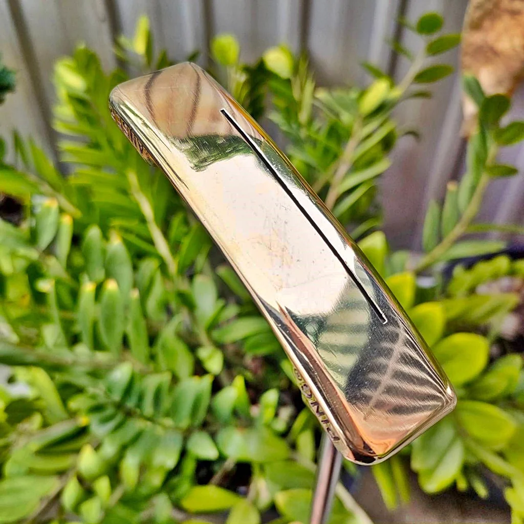 PUTTER PING ANSER BOX 9990 Phoenix, Arizona ความยาว 33.5 นิ้ว วัสดุทองเหลือง สภาพสวย พัตต์ดี ANSER ตัวแรกตัวตำนาน ไม้กอล์ฟพรีเมี่ยมมือสอง ของแท้ By NakaraLuxurious PUTTER PING ANSER BOX 9990 Phoenix, Arizona ความยาว 33.5 นิ้ว วัสดุทองเหลือง สภาพสวย พัตต์ดี ANSER ตัวแรกตัวตำนาน ไม้กอล์ฟพรีเมี่ยมมือสอง ของแท้ By NakaraLuxurious