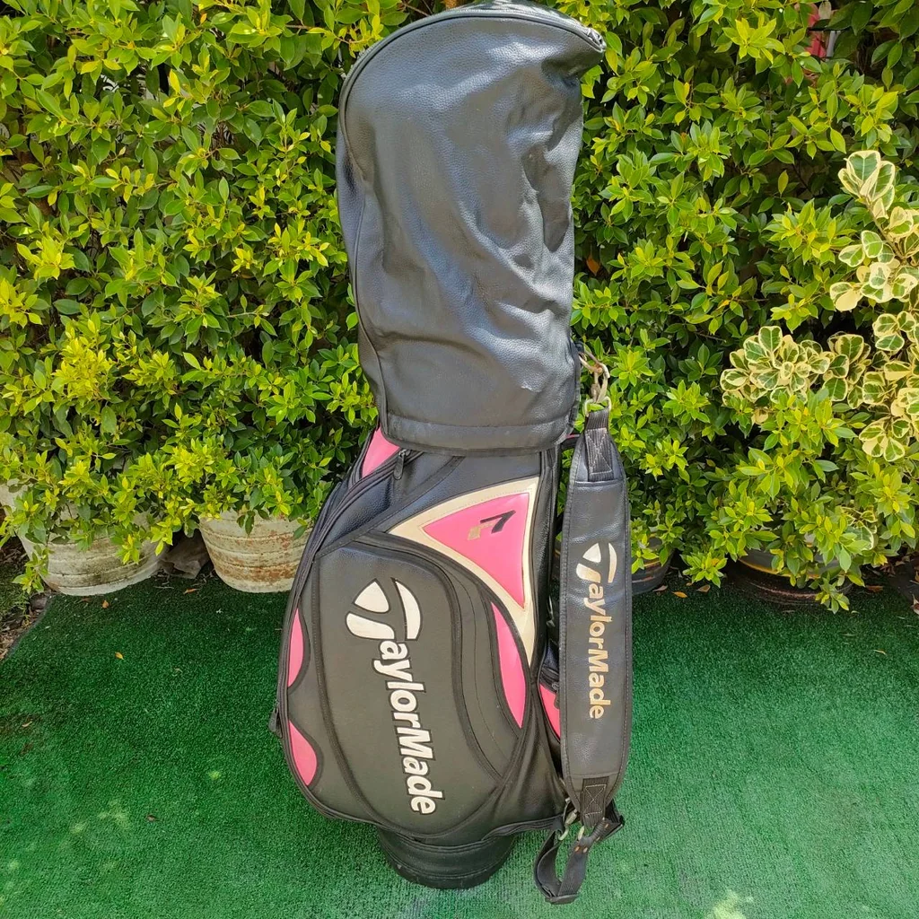 ถุงกอล์ฟ TAYLORMADE R7 ** เเป๊ก COVER หลุด 2 จุดค่ะ ** เจ้าของเดิม ใส่เพิ่ม ตุ๊กแก คุณภาพดี ใช้งานได้ดี ถุง TOUR ใบใหญ่ มือสอง ของแท้ BY NakaraLuxurious ถุงกอล์ฟ TAYLORMADE R7 ** เเป๊ก COVER หลุด 2 จุดค่ะ ** เจ้าของเดิม ใส่เพิ่ม ตุ๊กแก คุณภาพดี ใช้งานได้ดี ถุง TOUR ใบใหญ่ มือสอง ของแท้ BY NakaraLuxurious