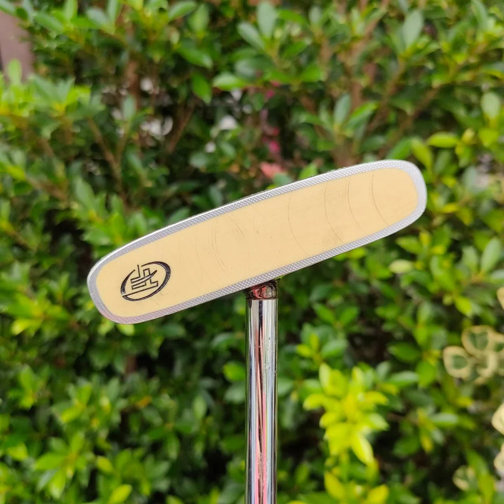 PUTTER TOP FLITE UFO ก้าน TOPPER ความยาว 34 นิ้ว เป็นก้านเสียบก้านแบบ CENTER SHAFT ทำให้วงสวิงพัตต์ง่ายมาก PUTTER TOP FLITE UFO ก้าน TOPPER ความยาว 34 นิ้ว เป็นก้านเสียบก้านแบบ CENTER SHAFT ทำให้วงสวิงพัตต์ง่ายมาก