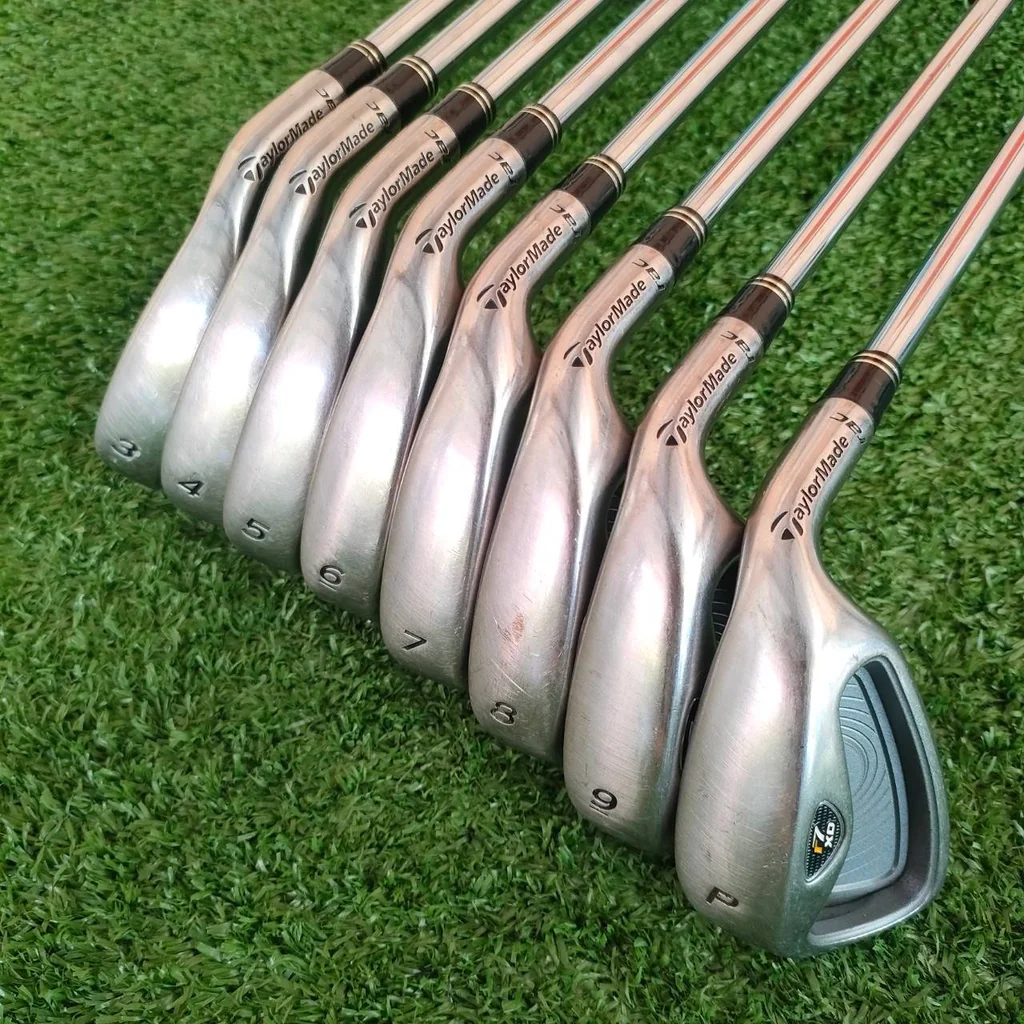 ชุดเหล็ก TAYLORMADE r7 XD มีเหล็ก 3-9 เเละ PW ก้าน TAYLORMADE FLEX R รุ่น XD เป็นรุ่นหน้าเด้งนะครับ ที่หน้าไม้จะมีแผ่นไทเทเนียมอีก 1 ชั้นครับ สังเกตที่รูปหน้าไม้ จะมีขอบแผ่นอยู่ครับ ทำให้ชุดนี้ทั้งตีง่ายและตีไกลแบบจัดๆ ไม่ต้องส่งมาก็สามารถตีได้ดีครับ