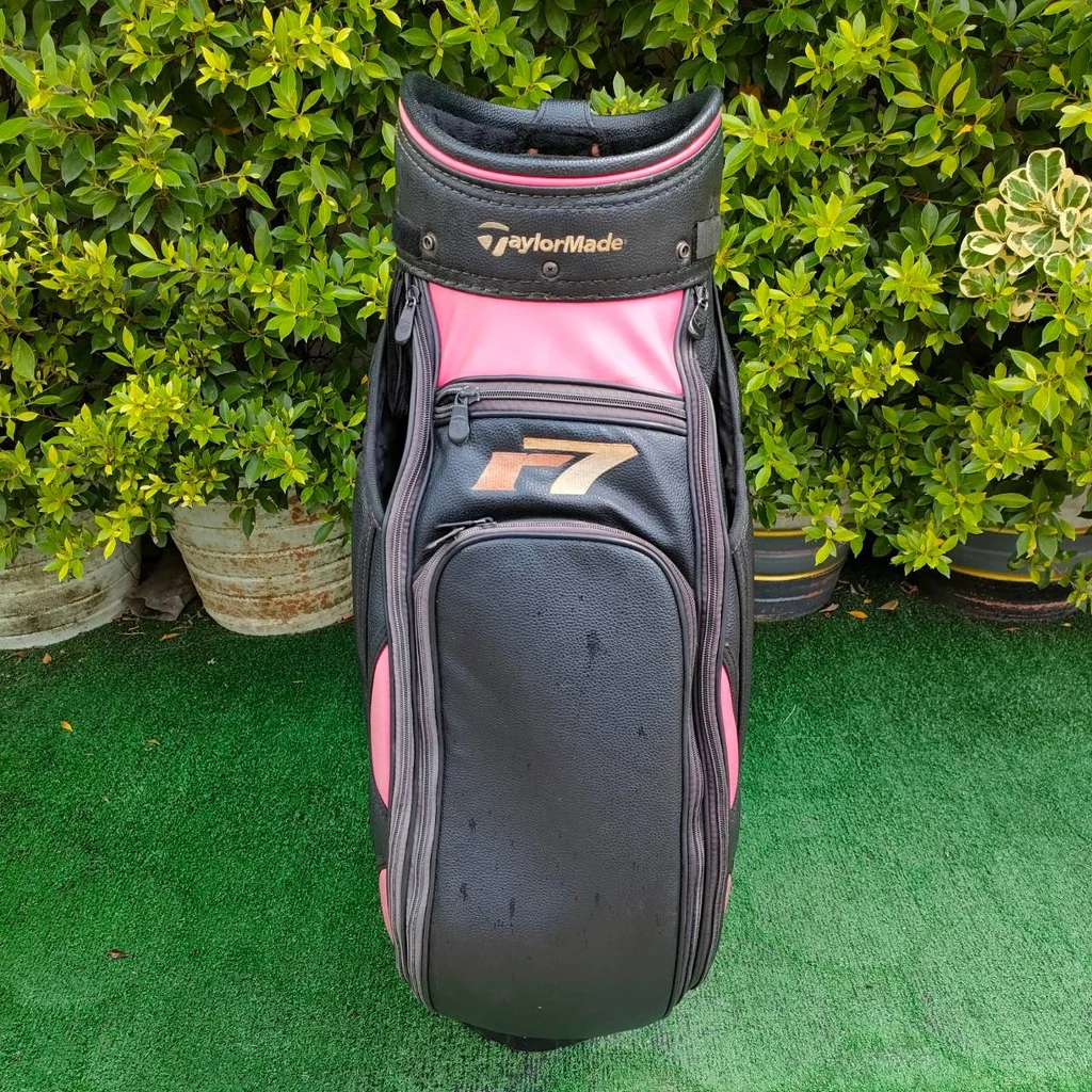 ถุงกอล์ฟ TAYLORMADE R7 ** เเป๊ก COVER หลุด 2 จุดค่ะ ** เจ้าของเดิม ใส่เพิ่ม ตุ๊กแก คุณภาพดี ใช้งานได้ดี ถุง TOUR ใบใหญ่ มือสอง ของแท้ BY NakaraLuxurious ถุงกอล์ฟ TAYLORMADE R7 ** เเป๊ก COVER หลุด 2 จุดค่ะ ** เจ้าของเดิม ใส่เพิ่ม ตุ๊กแก คุณภาพดี ใช้งานได้ดี ถุง TOUR ใบใหญ่ มือสอง ของแท้ BY NakaraLuxurious