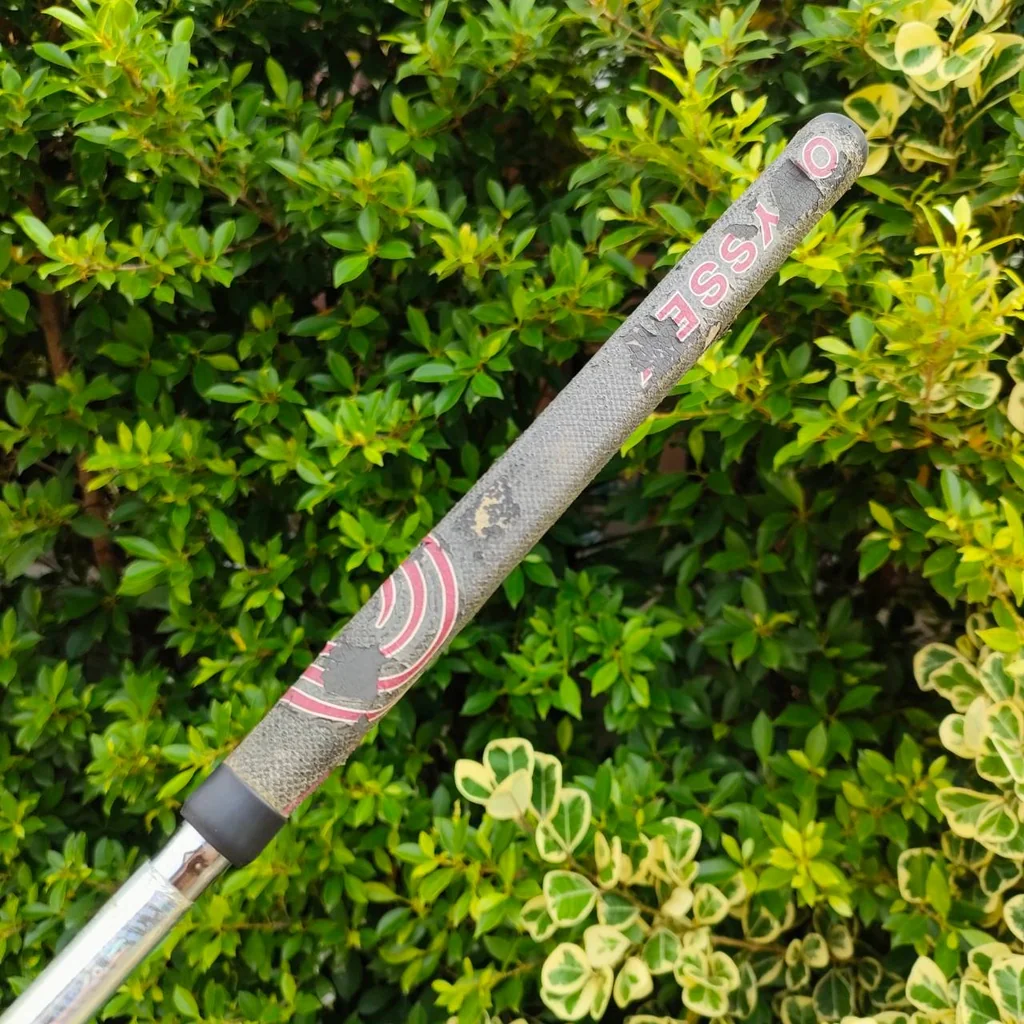 PUTTER ODYSSEY CRIMSON SERIES 550 ความยาว 34 นิ้ว ก้าน ODYSSEY ** กริฟเสื่อมสภาพ ** ** มาพร้อม COVER ตรงรุ่น!!! *** ทรงมอลเล็ต พัตต์ง่าย มีเส้นเล็ง ด้านหลังสองเส้น ดีมาก!! ไม้กอล์ฟมือสอง ของแท้ BY NakaraLuxurious
