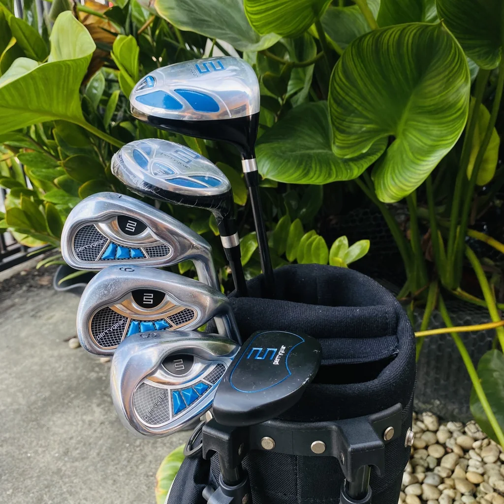 ชุดไม้กอล์ฟเด็ก PERRYGEAR ⛳ สำหรับน้องส่วนสูง 115–135 ซม. ในชุดครบ Driver+Hybrid เหล็ก7+9+S+Putte🎒 ชุดไม้กอล์ฟเด็ก PERRYGEAR ⛳ สำหรับน้องส่วนสูง 115–135 ซม. ในชุดครบ Driver+Hybrid เหล็ก7+9+S+Putte🎒