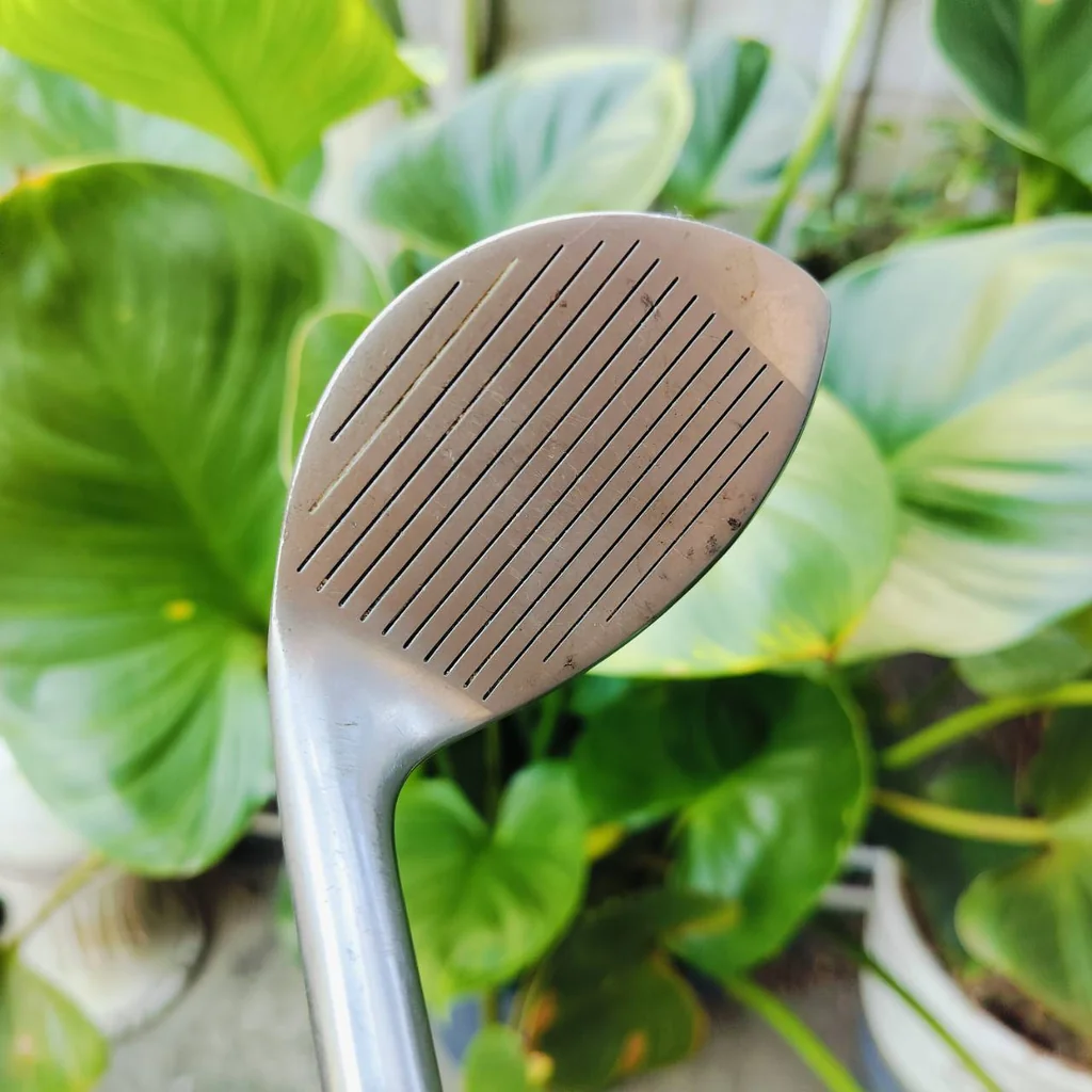 Lovett Golf Company Tour Standard Lob Wedge RH หัวไม้ที่โค้งมนและพื้นไม้ที่โค้งมนของ Lovett ชวนให้นึกถึง Alien Wedge รุ่นเก่า และแนวคิดก็คล้ายกัน ไม้กอล์ฟพรีเมี่ยมมือสอง ของแท้ By NakaraLuxurious Lovett Golf Company Tour Standard Lob Wedge RH หัวไม้ที่โค้งมนและพื้นไม้ที่โค้งมนของ Lovett ชวนให้นึกถึง Alien Wedge รุ่นเก่า และแนวคิดก็คล้ายกัน ไม้กอล์ฟพรีเมี่ยมมือสอง ของแท้ By NakaraLuxurious