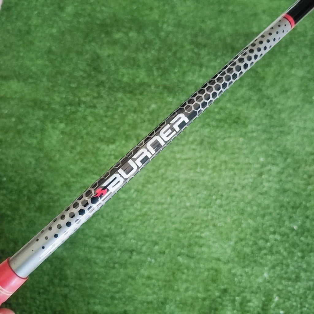 DRIVER TAYLORMADE BURNER SUPERFAST องศา 10.5 ก้าน BURNER SUPERFAST FLEX R กระดองเคฟล่า และส่วนด้านหลังยื่นออกไปมาก ทำให้จุด CG อยู่ต้ำและลึกมาก ไม้กอล์ฟพรีเมี่ยมมือสอง ของแท้ By NakaraLuxurious DRIVER TAYLORMADE BURNER SUPERFAST องศา 10.5 ก้าน BURNER SUPERFAST FLEX R กระดองเคฟล่า และส่วนด้านหลังยื่นออกไปมาก ทำให้จุด CG อยู่ต้ำและลึกมาก ไม้กอล์ฟพรีเมี่ยมมือสอง ของแท้ By NakaraLuxurious