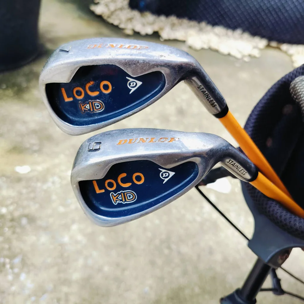 ***ไม้กอล์ฟเด็กครบชุด*** DUNLOP LOCO KID เหล็ก 7 ยาว 33 นิ้ว มีหัวไม้ถึง 3 หัว Driver และไม้ไฮบริดอีก 2 ไม้ ใช้ตีแทนเหล็กยาว ตีง่าย ไม้กอล์ฟพรีเมี่ยมญี่ปุ่นมือสอง ของแท้ By NakaraLuxurious ***ไม้กอล์ฟเด็กครบชุด*** DUNLOP LOCO KID เหล็ก 7 ยาว 33 นิ้ว มีหัวไม้ถึง 3 หัว Driver และไม้ไฮบริดอีก 2 ไม้ ใช้ตีแทนเหล็กยาว ตีง่าย ไม้กอล์ฟพรีเมี่ยมญี่ปุ่นมือสอง ของแท้ By NakaraLuxurious