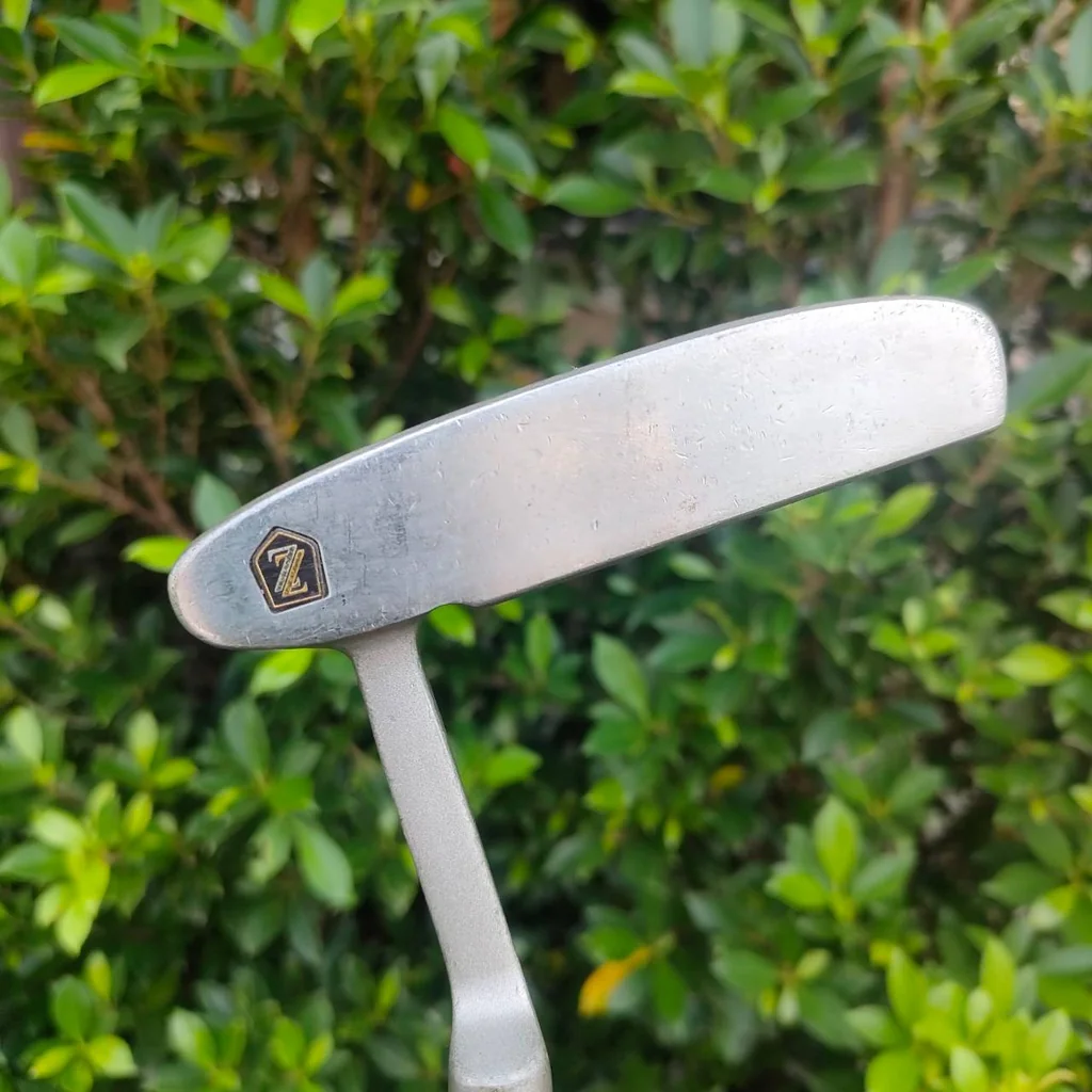 PUTTER MIZUNO ZEPHYR 9821 ก้าน TECHNOความยาวของไม้ 33 นิ้ว เป็นพัตเตอร์ก้านกราไฟต์ เหมาะสำหรับ ซีเนียร์ เด็ก หรือ สุภาพสตรี ZEPHYR เป็นพัตเตอร์พรีเมี่ยมที่สุด ของแบรนด์ MIZUNO