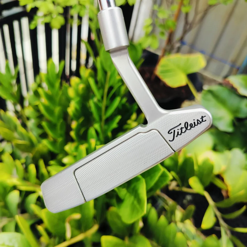 PUTTER TITLEIST SCOTTY CAMERON SELECT NEWPORT 2 รูปทรงยอดนิยม ได้รับความไว้วางใจ ด้วยชัยชนะครั้งสำคัญในประวัติศาสตร์และความสำเร็จหลายทศวรรษ ไม้กอล์ฟพรีเมี่ยมมือสอง ของแท้ By NakaraLuxurious PUTTER TITLEIST SCOTTY CAMERON SELECT NEWPORT 2 รูปทรงยอดนิยม ได้รับความไว้วางใจ ด้วยชัยชนะครั้งสำคัญในประวัติศาสตร์และความสำเร็จหลายทศวรรษ ไม้กอล์ฟพรีเมี่ยมมือสอง ของแท้ By NakaraLuxurious