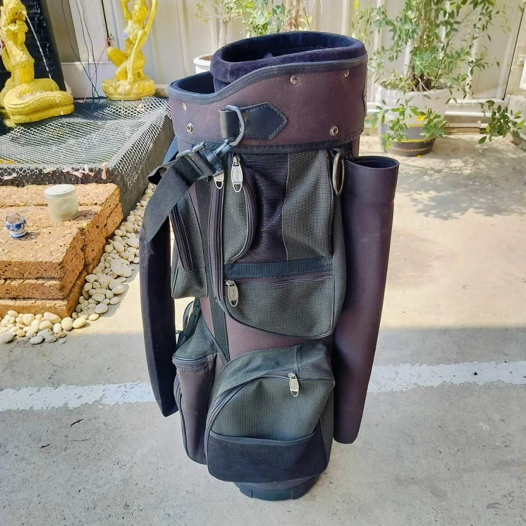 ถุงกอล์ฟ Fairway มีช่องแยก สำหรับใส่หัวไม้ สภาพปานกลาง ซิป สายสะพาย ใช้ได้หมดค่ะ ถุงกอล์ฟ Fairway มีช่องแยก สำหรับใส่หัวไม้ สภาพปานกลาง ซิป สายสะพาย ใช้ได้หมดค่ะ