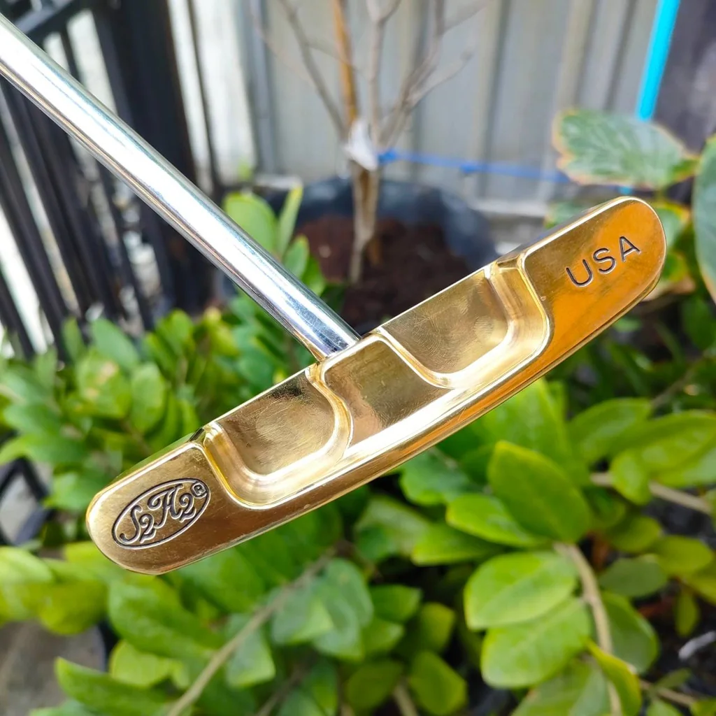 Callaway Paul Runyun Entirely Milled S2H2 ความยาว 34 นิ้ว พัตเตอร์ในตำนาน ก้านเสียบเจาะทะลุ ตรงกลางพัตเตอร์ และทำบล๊านซ์ ซ้าย ขวาได้ดีมาก ไม้กอล์ฟพรีเมี่ยมมือสอง By NakaraLuxurious Callaway Paul Runyun Entirely Milled S2H2 ความยาว 34 นิ้ว พัตเตอร์ในตำนาน ก้านเสียบเจาะทะลุ ตรงกลางพัตเตอร์ และทำบล๊านซ์ ซ้าย ขวาได้ดีมาก ไม้กอล์ฟพรีเมี่ยมมือสอง By NakaraLuxurious
