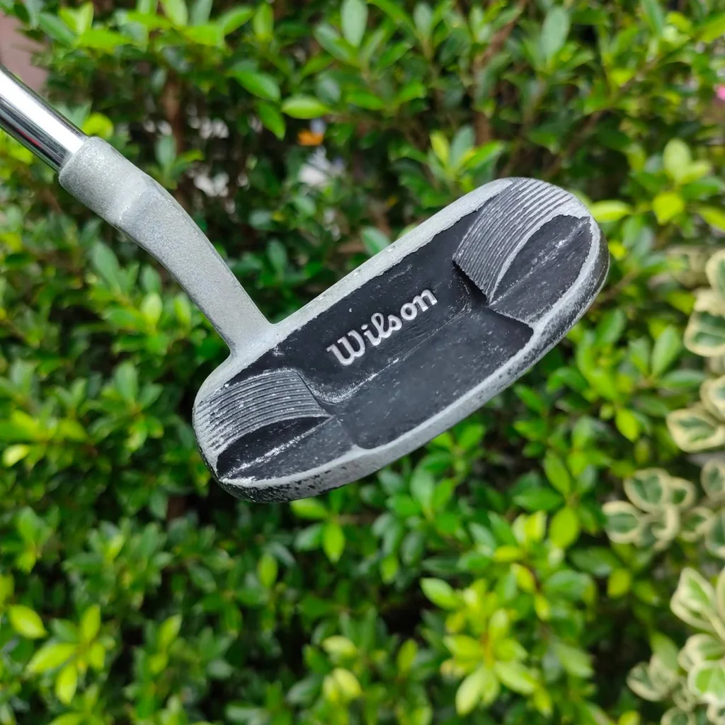 PUTTER WILSON PRO STAFF ความยาว 34 นิ้ว เป็นซีรี่แข่ง ของแบรนด์ WILSON ทรงซาลาเปา มาตรฐานสูงครับ มอลเล็ต พัตต์ง่าย หน้าสัมผัสดีมากครับ PUTTER WILSON PRO STAFF ความยาว 34 นิ้ว เป็นซีรี่แข่ง ของแบรนด์ WILSON ทรงซาลาเปา มาตรฐานสูงครับ มอลเล็ต พัตต์ง่าย หน้าสัมผัสดีมากครับ