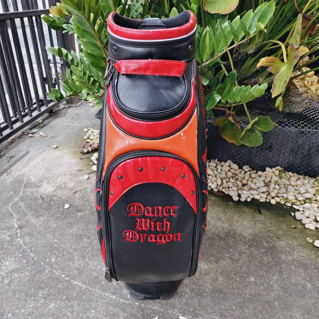** มีตำหนิลอก ** Dance With Dragon golf bag ของแท้ รุ่นดัง ของใหม่แพงมาก ** มีตำหนิลอก ** Dance With Dragon golf bag ของแท้ รุ่นดัง ของใหม่แพงมาก