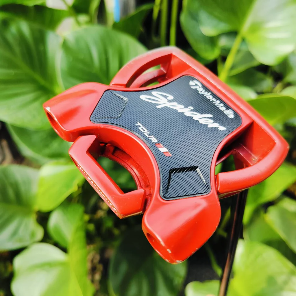 PUTTER TAYLORMADE SPIDER ความยาว 33 นิ้ว COVER แท้เดิม ชดเชยความผิดพลาดสูงสุด ออกแบบดีมาก สามารถไขปรับหมุดถ่วงน้ำหนักได้อีกด้วย หน้าสัมผัส PURE ROLL สุดยอดเกาะไลน์ ไม้กอล์ฟพรีเมี่ยมมือสอง ของแท้ By NakaraLuxurious