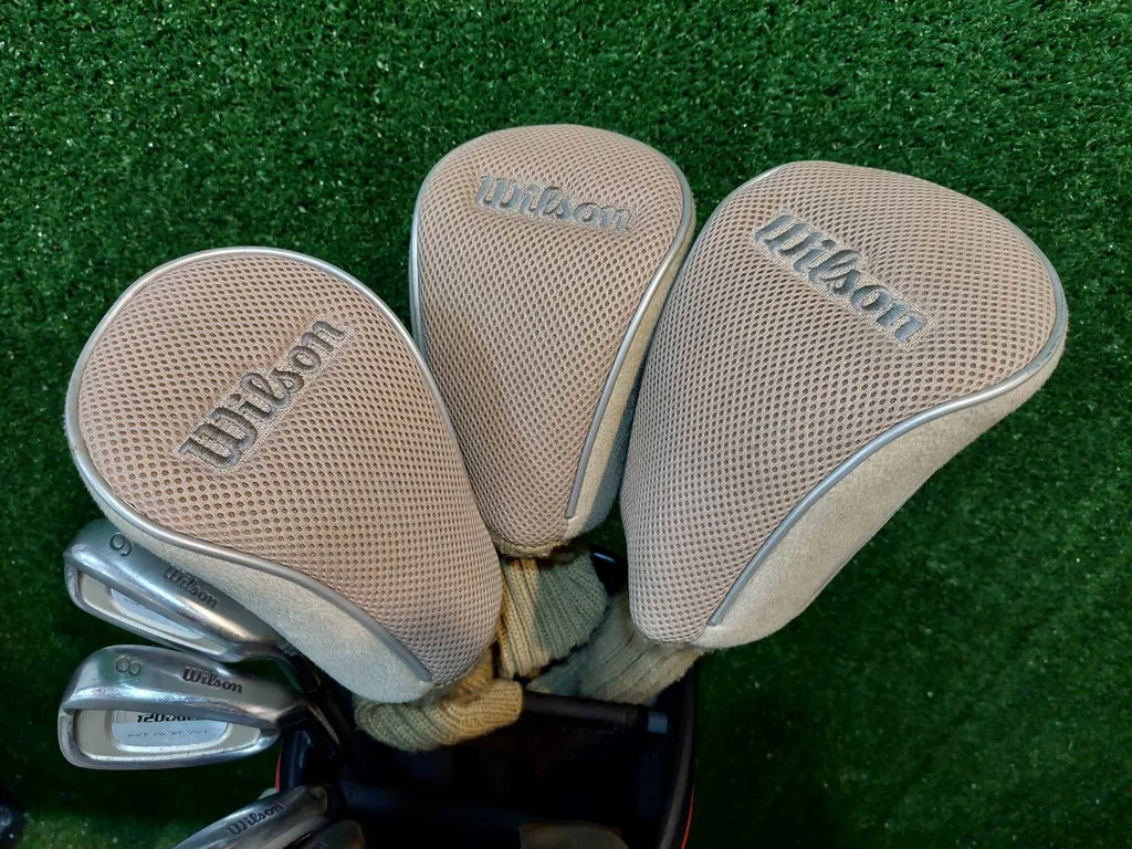ไม้กอล์ฟครบชุดสำหรับสุภาพสตรี WILSON พร้อมถุงกอล์ฟ WILSON ไม้กอล์ฟครบชุดสำหรับสุภาพสตรี WILSON พร้อมถุงกอล์ฟ WILSON