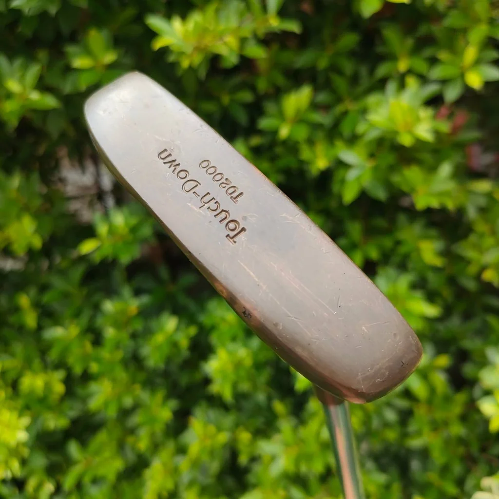 PUTTER TOUCH-DOWN TD2000 ความยาว 32 นิ้ว ก้าน TOUH -DOWN วัสดุทองเหลืองสุดพรีเมี่ยม เป็นพัตเตอร์ แบบคลาสสิค ไม้กอล์ฟมือสอง ของแท้ BY NakaraLuxurious PUTTER TOUCH-DOWN TD2000 ความยาว 32 นิ้ว ก้าน TOUH -DOWN วัสดุทองเหลืองสุดพรีเมี่ยม เป็นพัตเตอร์ แบบคลาสสิค ไม้กอล์ฟมือสอง ของแท้ BY NakaraLuxurious