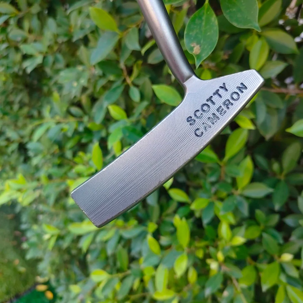 PUTTER SCOTTY CAMERON CIRCA 62 MODEL NO.2 ความยาว 35 นิ้ว งานแฮนด์เมด ในขณะที่ยังคงรักษาสไตล์ที่เหนือกาลเวลาของพัตเตอร์สีแบบคลาสสิก ไม้กอล์ฟมือสอง ของแท้ BY NakaraLuxurious