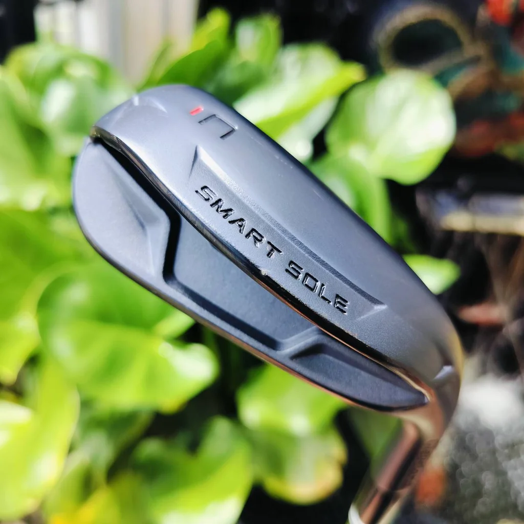 CHIPPER CLEVELAND SMART SOLE BLACK SATIN ก้าน DYNAMIC GOLD WEDGE FLEX Smart Sole เป็นเวดจ์ที่เหมาะสำหรับการเล่นลูกสั้น ที่ช่วยให้การเล่นลูกข้างกรีนเป็นไปอย่างง่ายดายเกือบทุกชอต ไม้กอล์ฟพรีเมี่ยมมือสอง ของแท้ By NakaraLuxurious CHIPPER CLEVELAND SMART SOLE BLACK SATIN ก้าน DYNAMIC GOLD WEDGE FLEX Smart Sole เป็นเวดจ์ที่เหมาะสำหรับการเล่นลูกสั้น ที่ช่วยให้การเล่นลูกข้างกรีนเป็นไปอย่างง่ายดายเกือบทุกชอต ไม้กอล์ฟพรีเมี่ยมมือสอง ของแท้ By NakaraLuxurious